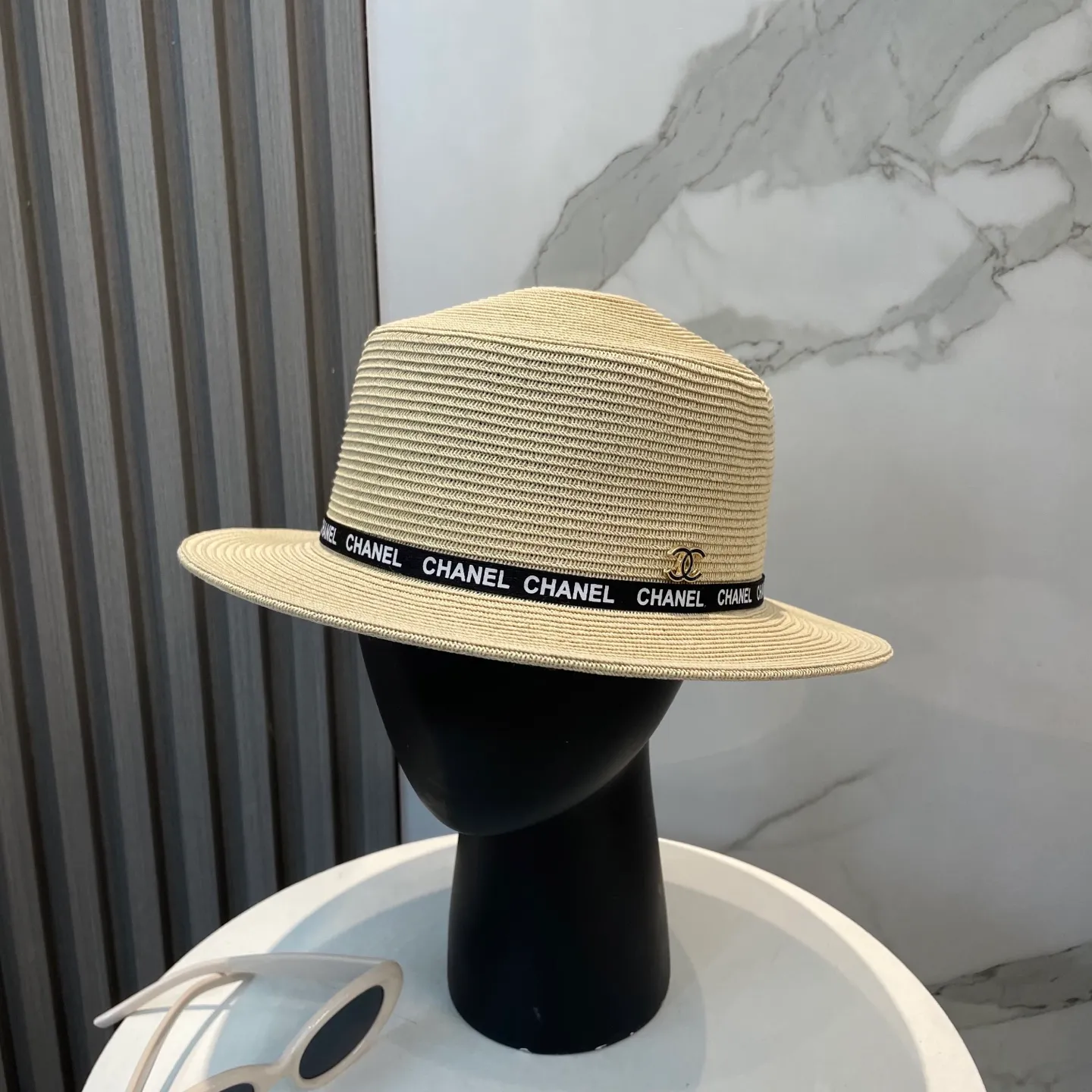 P70 CHANEL high-end flat-top straw hat is versatile and does not matter the face shape. The flat brim does not block the line of sight. It is more practical. It is easy to wear for daily use and travel. It has an Instagram style. Especially photogenic. It has an adjustment strap inside.