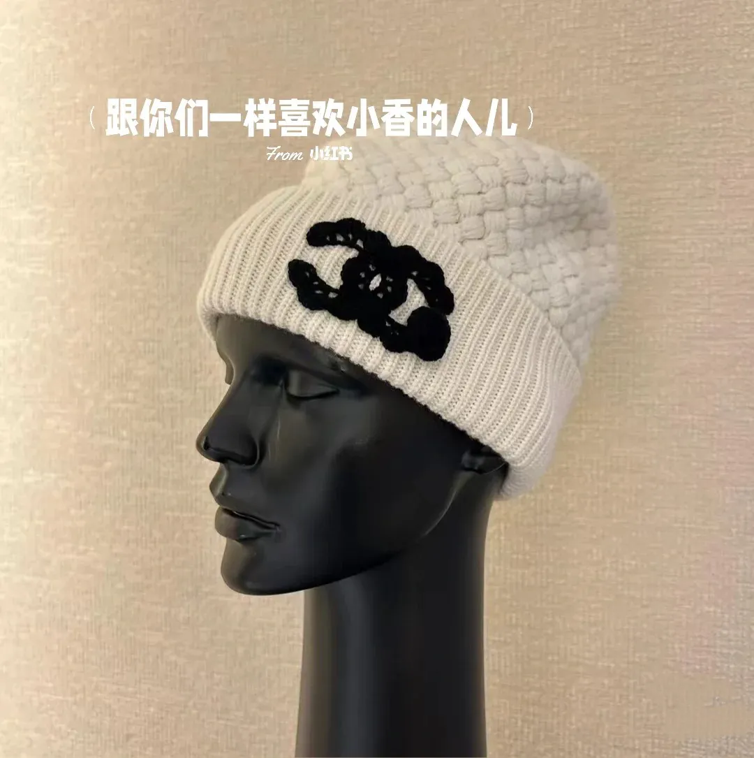 Recommended popular items Hat P460 Scarf P660 P460 CHANEL (Chanel) | Double C camellia and pineapple knitted cold hat Recommended items are cashmere and wool blended, with the softness and delicacy of cashmere and the stiffness and warmth of wool. Pineapple texture. White hand-crocheted double C logo camellia on the brim. Exquisite, fashionable and eye-catching. The shape of the hat is three-dimensional and not soft. It shows a small face and does not restrict the head. P660 CHANEL (Chanel) pineapple knitted scarf scarf, cashmere and wool blend, high weight and high fiber density, soft, comfortable and warm, three-dimensional pineapple pattern technology, clear texture, rich layers, hand-crocheted double C camellia, high-end and fashionable existence, the effect of casual winding can easily create a sense of atmosphere