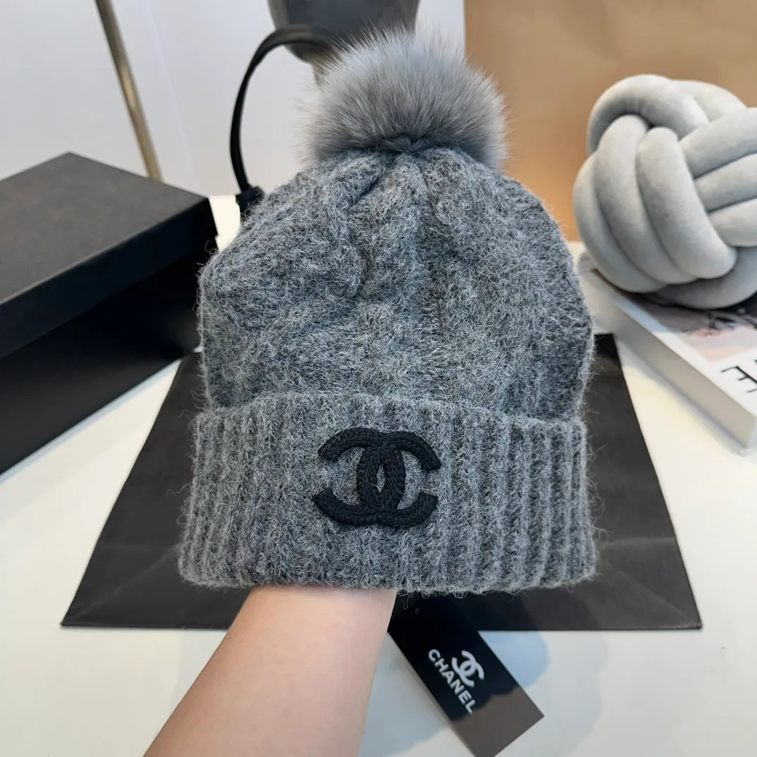 P90 CHANEL Chanel Orphan Fur Ball Autumn and Winter New Big Brand Wool Knitted Beanie One-size-fits-all, complete with tags ~ Very easy to match when out on the street!