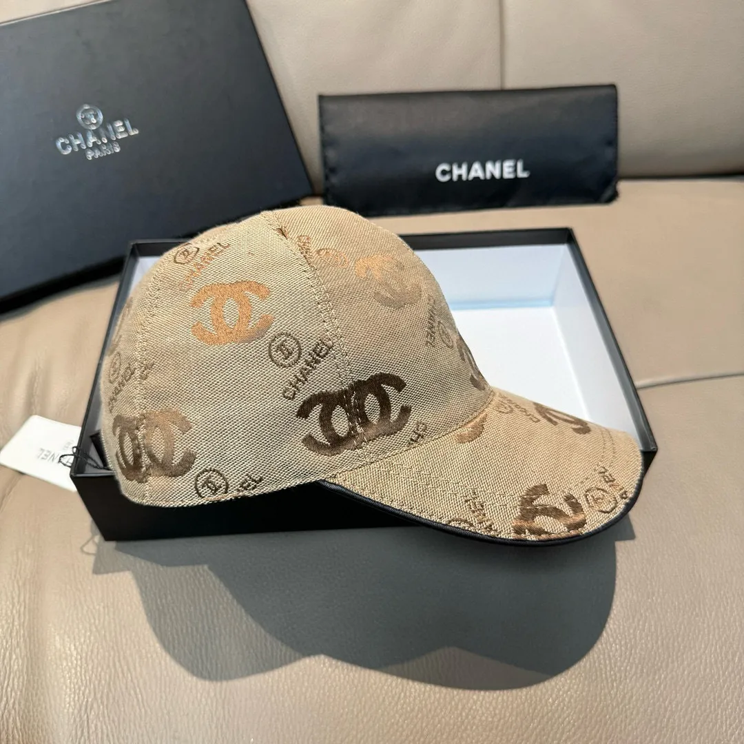 p90., Chanel (Chanel) classic original baseball cap, classic double C, 1:1 mold opening and customization at the counter, original canvas fabric + first layer of cowhide, light and breathable! The quality is great, the basic head circumference is 56cm, and the patch is adjustable.