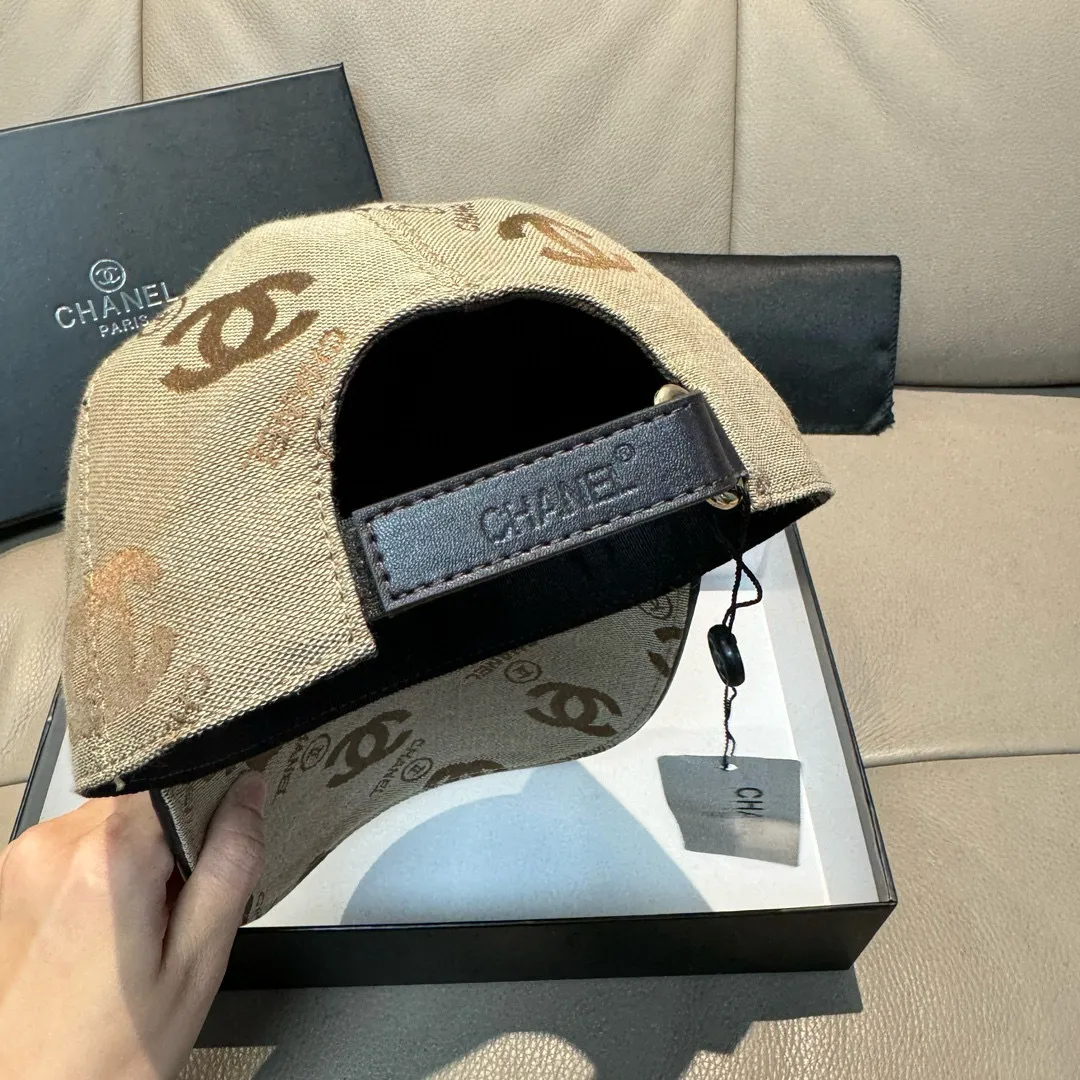 p90., Chanel (Chanel) classic original baseball cap, classic double C, 1:1 mold opening and customization at the counter, original canvas fabric + first layer of cowhide, light and breathable! The quality is great, the basic head circumference is 56cm, and the patch is adjustable.