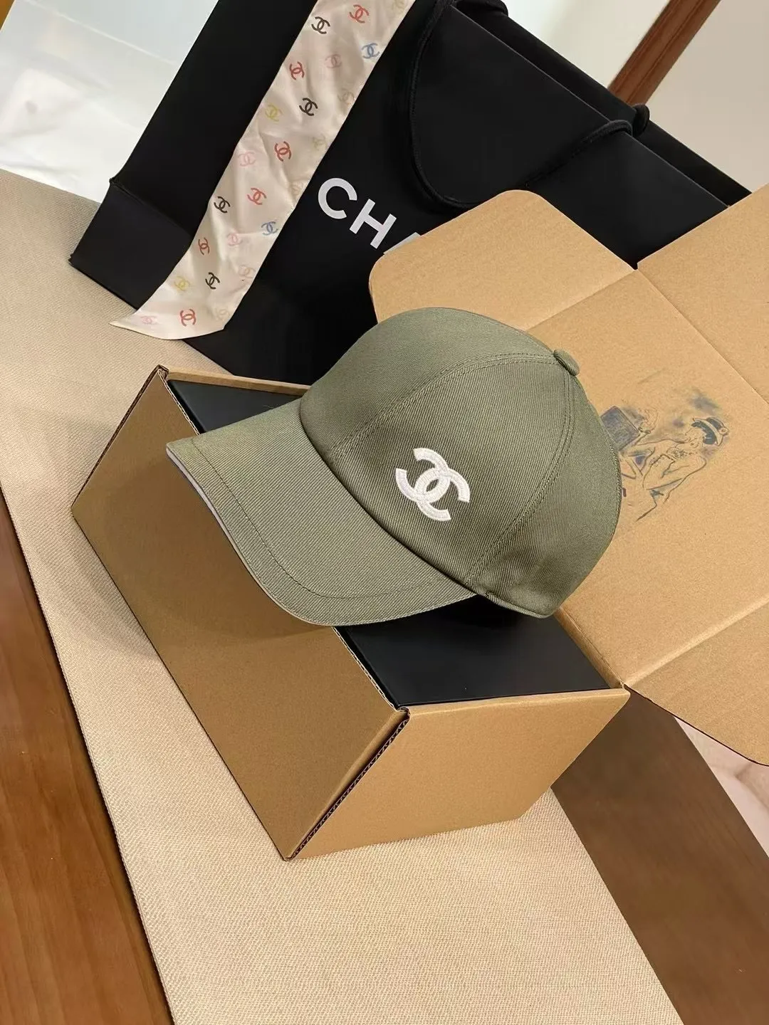 The P90 Chanel baseball cap is really amazing! New colors: Olive green is full of vitality, khaki is gentle and versatile, and the simple tones are perfect for daily outings~ The iconic double C logo is low-key and luxurious, and the exquisite embroidery highlights the quality. Wear it casually and you will instantly feel fashionable. Who wouldn’t love it?