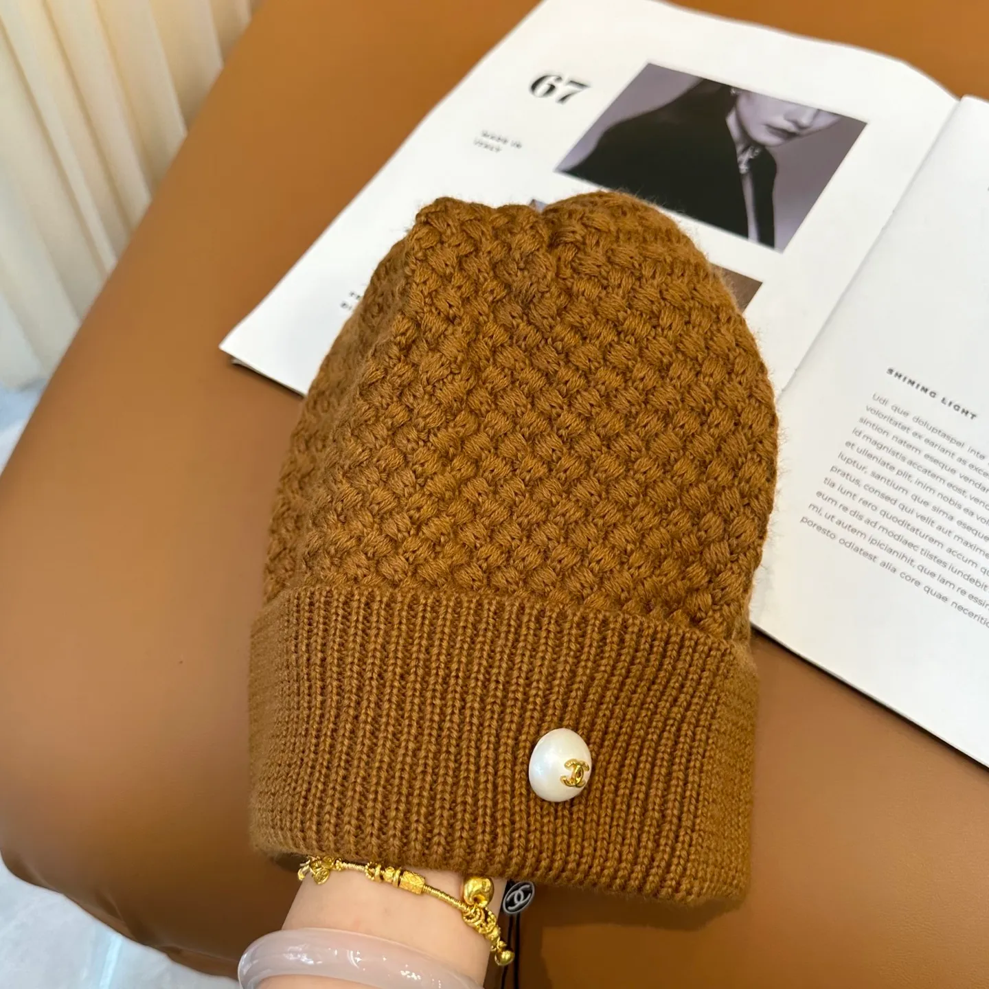 P70 Chanel official website quality Chanel autumn and winter fashion blogger recommended knitted hat, which hides a quiet sense of luxury. Every line is neat and generous, simple but not simple, generous and stylish. Every detail shows high-end taste, and the sense of fashion becomes more and more intriguing in the restraint.