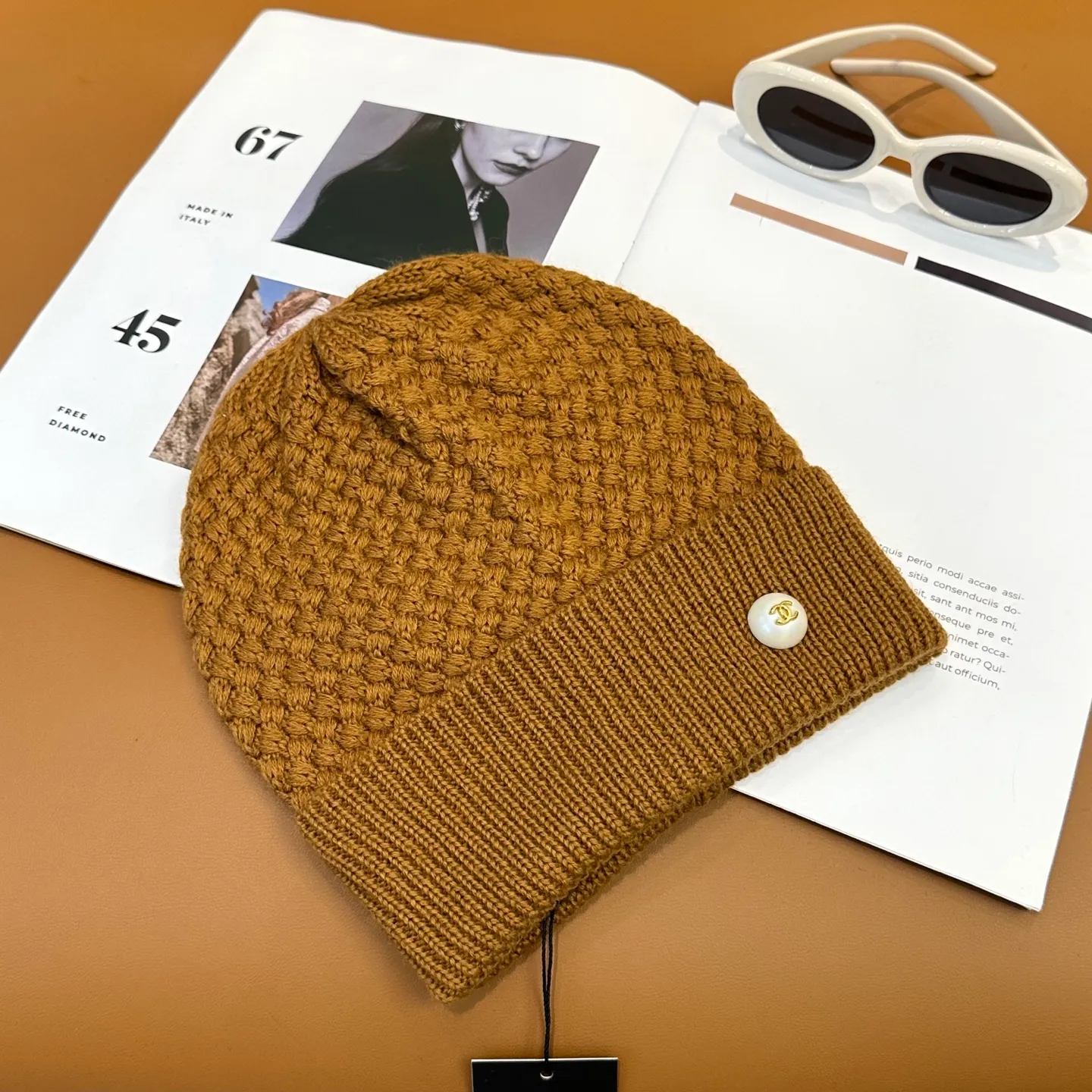 P70 Chanel official website quality Chanel autumn and winter fashion blogger recommended knitted hat, which hides a quiet sense of luxury. Every line is neat and generous, simple but not simple, generous and stylish. Every detail shows high-end taste, and the sense of fashion becomes more and more intriguing in the restraint.