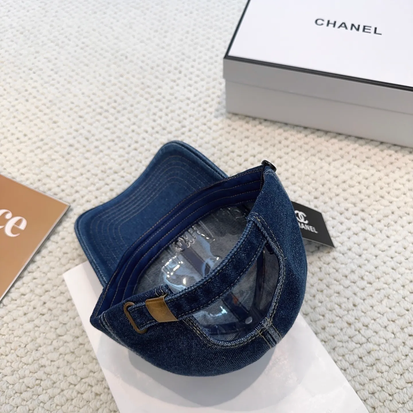P60 CHANEL Chanel new style 🆕denim blue retro style baseball cap 🧢🔸 Take it out for holiday travel and look beautiful❕ Second-hand style. This kind of hat is not easy to match 😬 Ready in stock