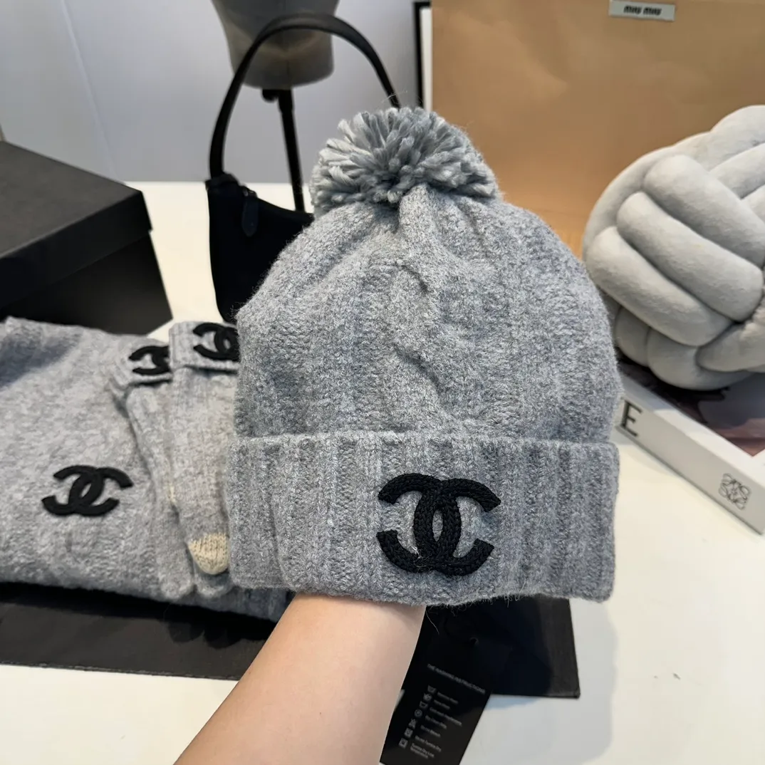 P160 Chanel Chanel autumn and winter woolen suit recommended by internet celebrity fashion bloggers, hat, gloves and scarf three-piece Xiaohongshu hot style, knitted hat with super soft and comfortable feel, excellent elasticity!
