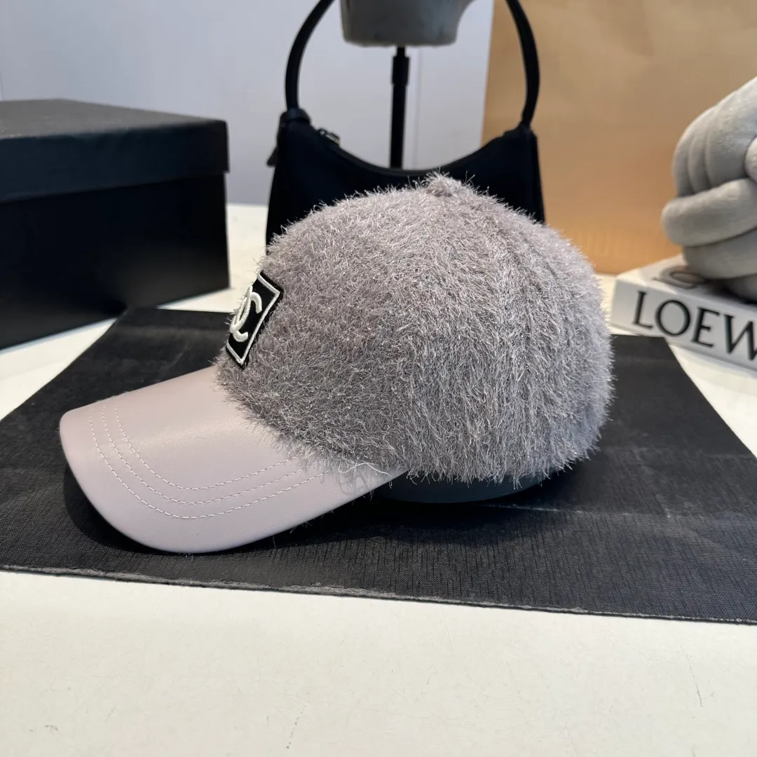 P60 CHANEL Chanel's new autumn and winter small fragrance style baseball cap🧢, the big brand model is super easy to match, one that you can wear with your eyes closed