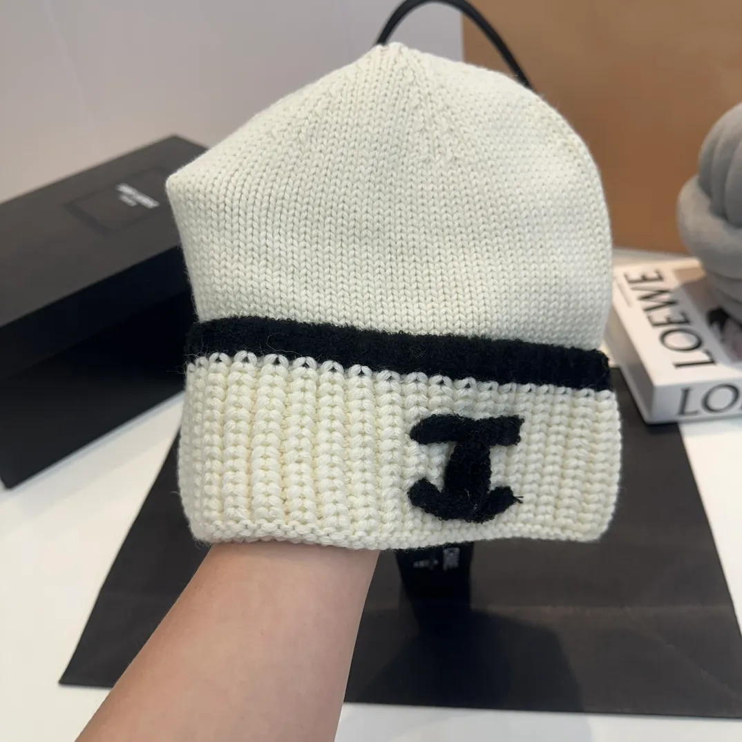 P70 official website quality Chanel 23K autumn and winter wool hat recommended by Internet celebrity fashion bloggers, a popular style in Xiaohongshu, a knitted hat with a super soft and comfortable feel, and excellent elasticity