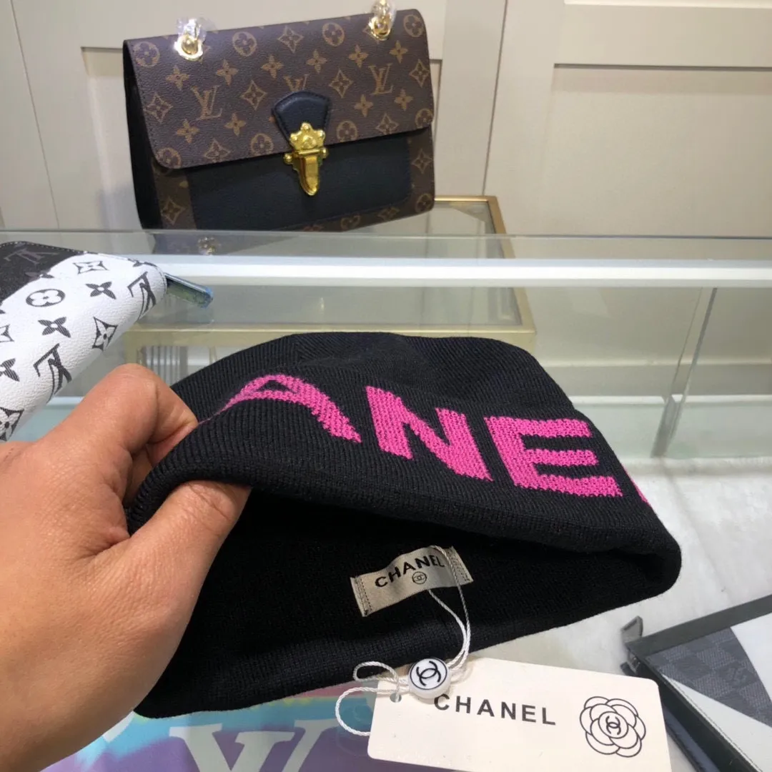 P50 CHANEL double-layer cashmere wool knitted hat, Xiaohongshu recommends that the official website purchase price is 4980 per hat, the quality is excellent, the combination of the autumn and winter big logo is really perfect, and the design style is even more noble! Order quickly