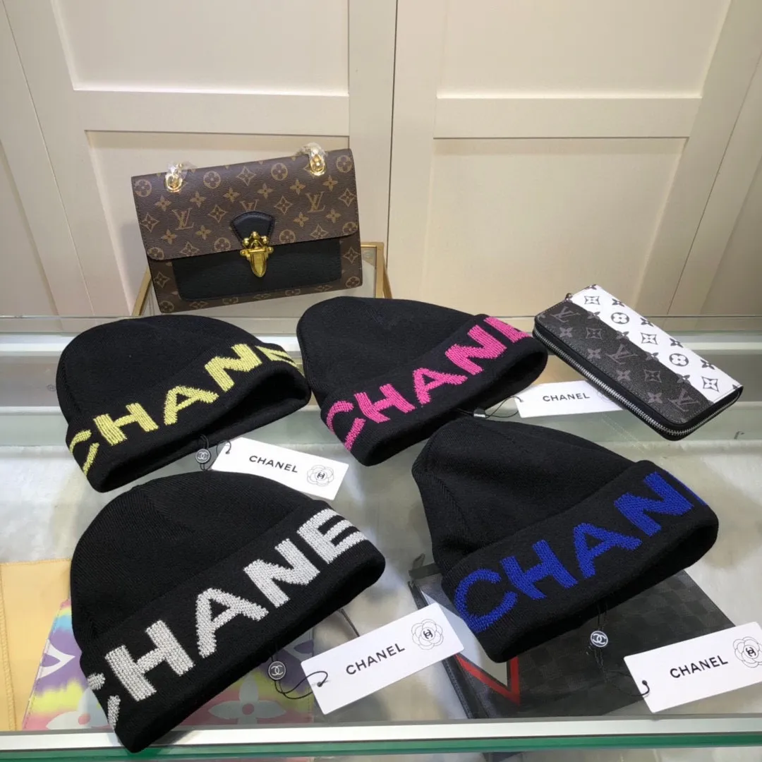 P50 CHANEL double-layer cashmere wool knitted hat, Xiaohongshu recommends that the official website purchase price is 4980 per hat, the quality is excellent, the combination of the autumn and winter big logo is really perfect, and the design style is even more noble! Order quickly