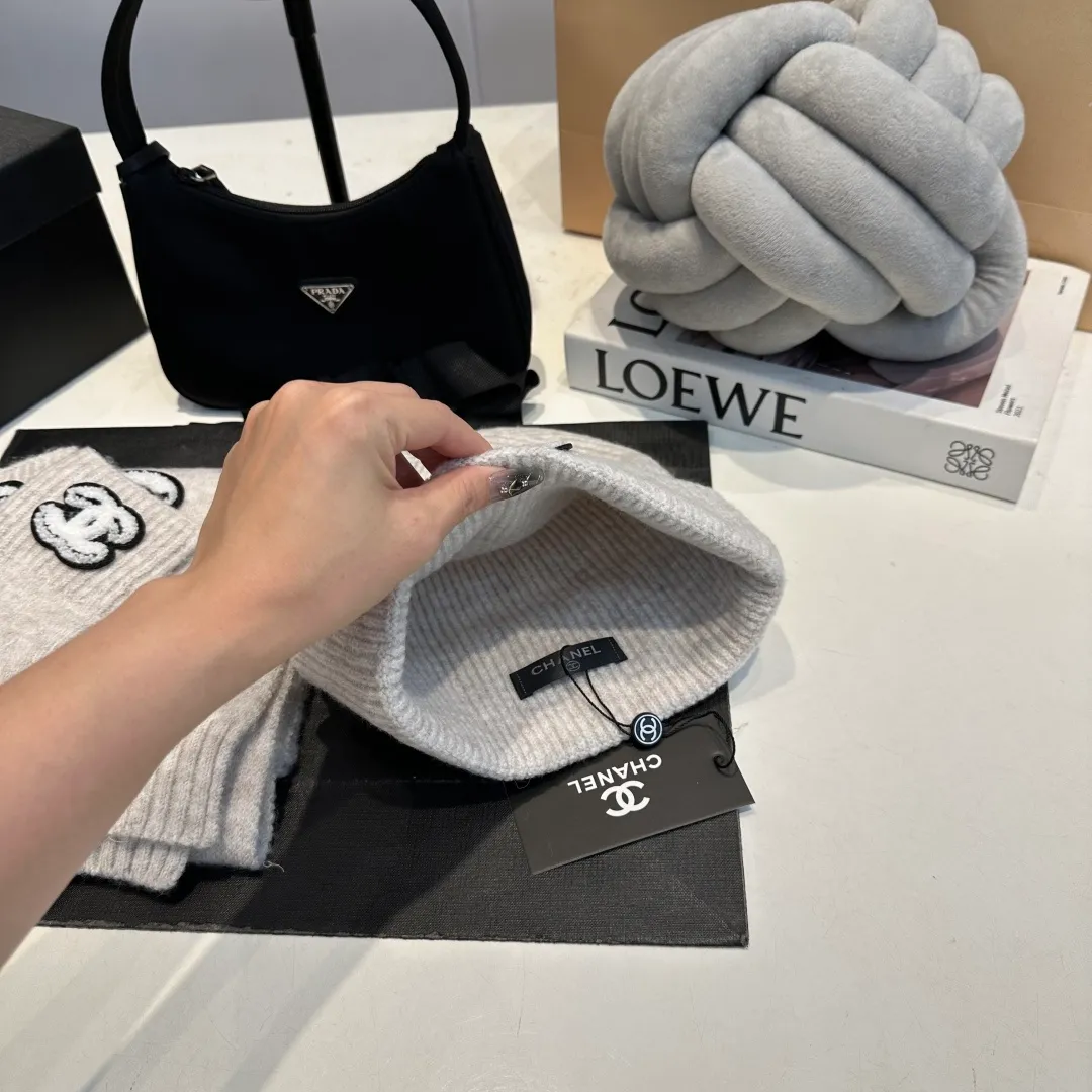 P170 CHANEL Xiaohongshu popular style, official website new classic suit hat! Hat+glove+hat feels great! It’s warm and super comfortable. This winter, all you need is a hat set like this. It’s warm and fashionable! Welcome to choose!