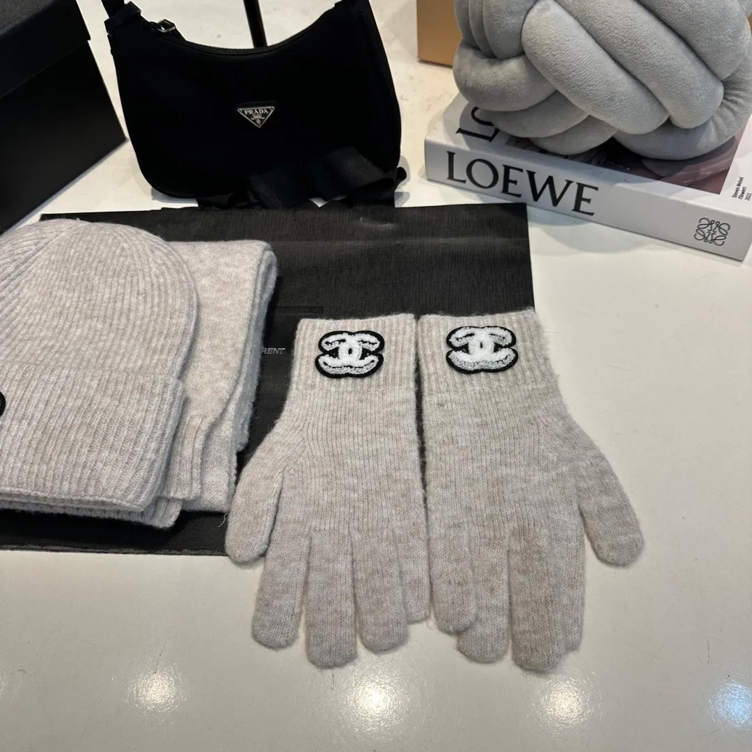 P170 CHANEL Xiaohongshu popular style, official website new classic suit hat! Hat+glove+hat feels great! It’s warm and super comfortable. This winter, all you need is a hat set like this. It’s warm and fashionable! Welcome to choose!