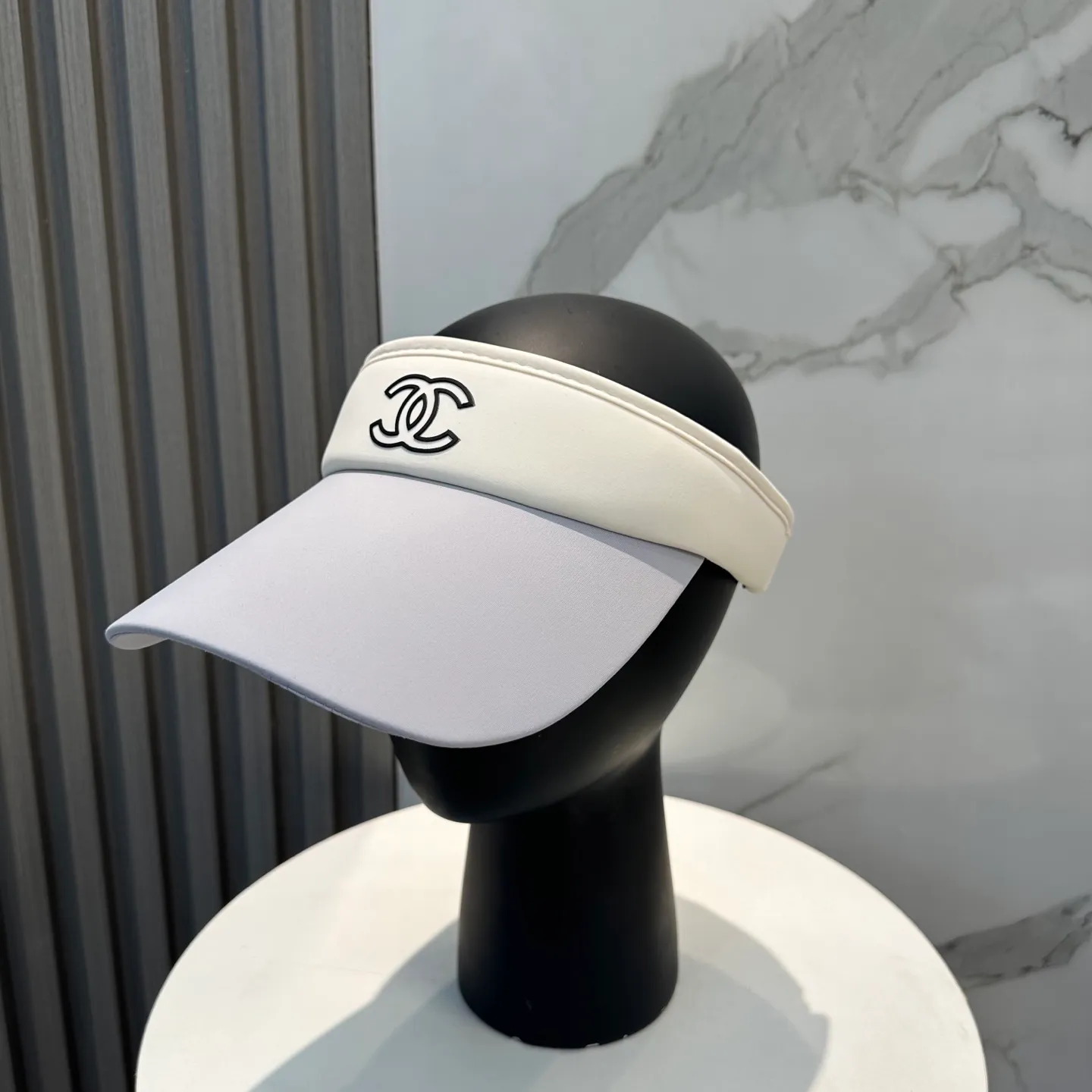 P56 Chanel's new ice silk empty top hat. Made of ice-like fabric, it is breathable and does not make you sweaty. It can keep you refreshed all day long even in the bright sun. It’s versatile and doesn’t matter your face shape. Wear it casually and look like a Korean girl~
