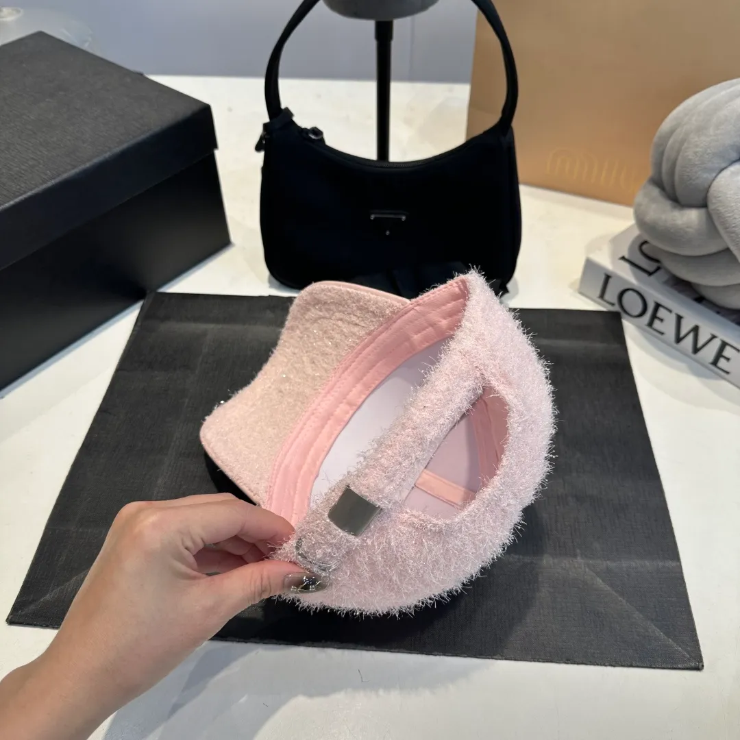 P60 CHANEL Chanel's new autumn and winter small fragrance style baseball cap🧢, the big brand model is super easy to match, one that you can wear with your eyes closed
