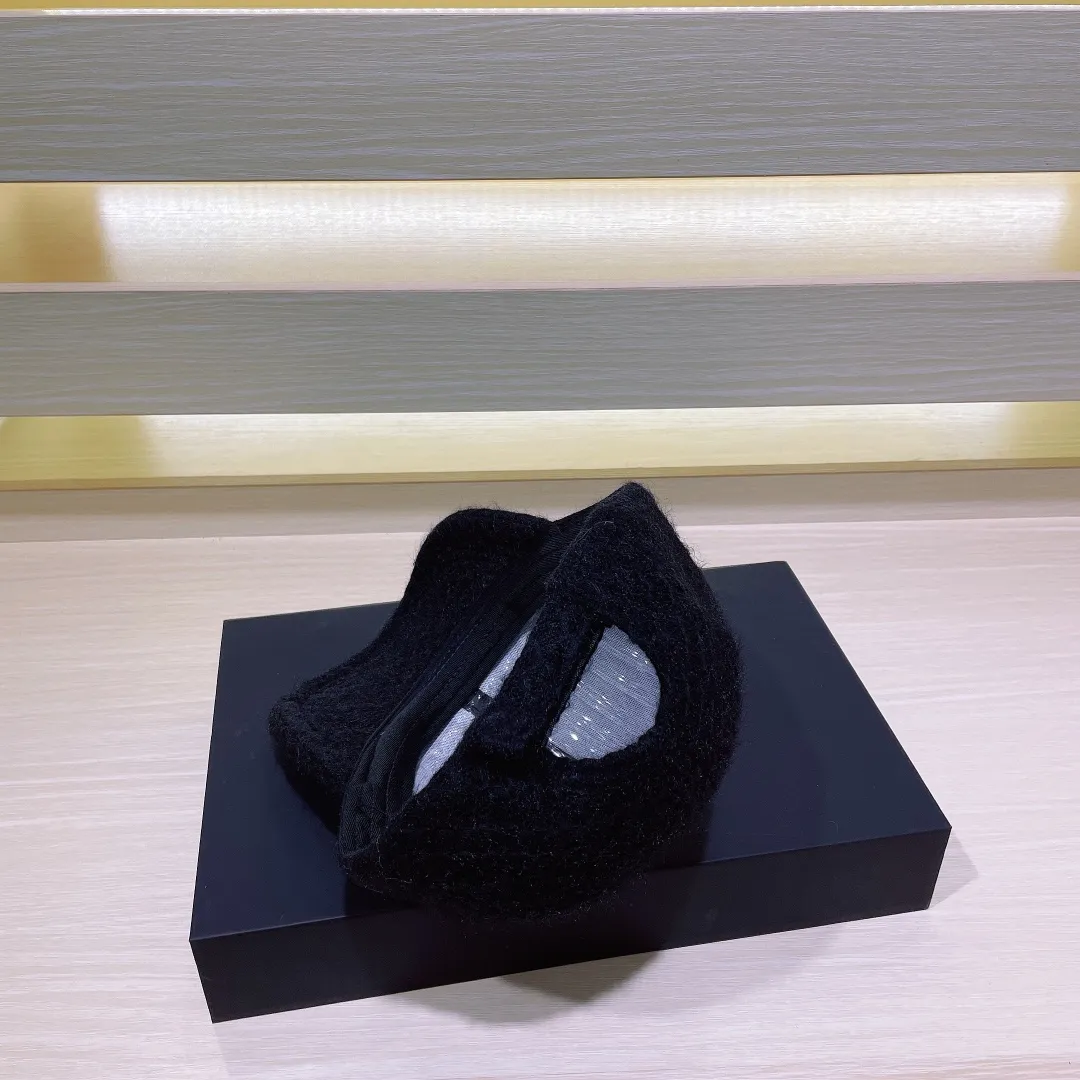 P66 CHANEL Chanel baseball cap autumn and winter warm peaked cap, simple and versatile hat shape, double C embroidered logo, good-looking and textured, versatile and age-reducing style, must-have fragrance powder