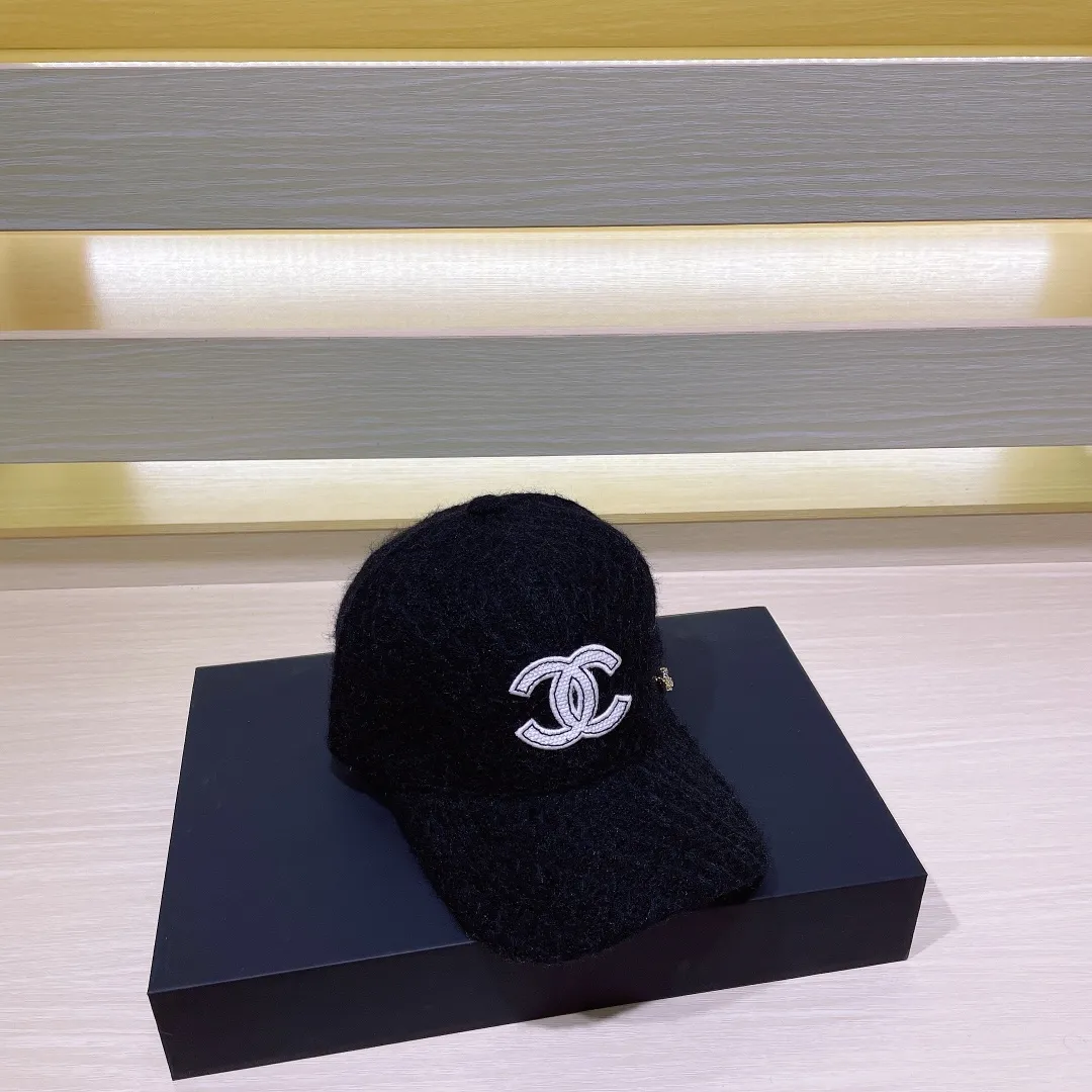 P66 CHANEL Chanel baseball cap autumn and winter warm peaked cap, simple and versatile hat shape, double C embroidered logo, good-looking and textured, versatile and age-reducing style, must-have fragrance powder
