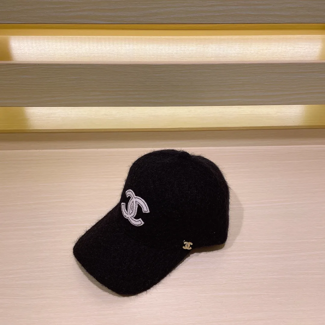 P66 CHANEL Chanel baseball cap autumn and winter warm peaked cap, simple and versatile hat shape, double C embroidered logo, good-looking and textured, versatile and age-reducing style, must-have fragrance powder