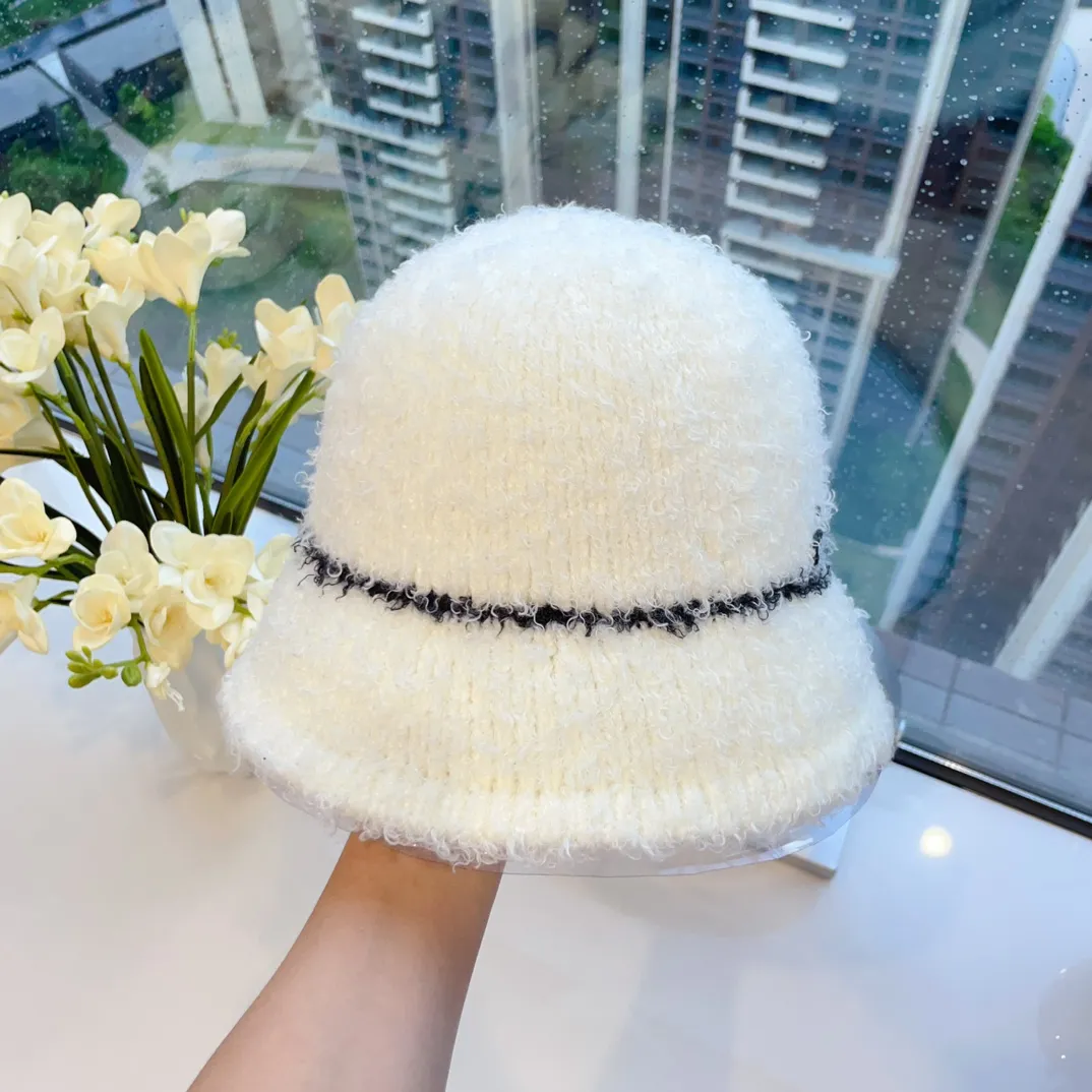 P60 Chanel Chanel 24 Autumn and Winter Bucket Hat Customized Teddy Circle Yarn, So Cute 𓆩♡𓆪 Extremely Black and White for Age Reduction, A Must-Have for Sweet Girls