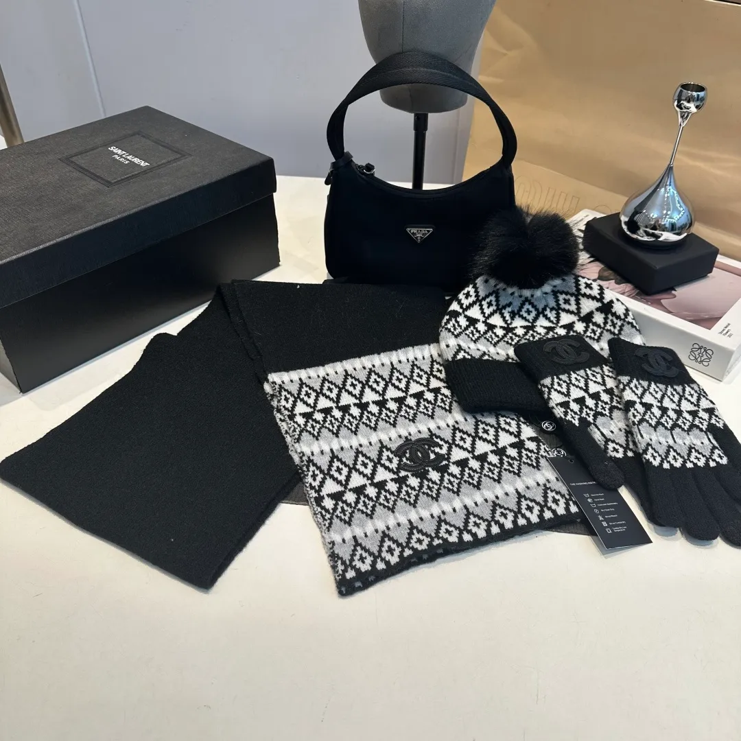 P170 CHANEL Xiaohongshu popular style, official website new classic suit hat! Hat➕scarf+gloves feel great! It’s warm and super comfortable. This winter, all you need is a hat set like this. It’s warm and fashionable! Welcome to choose!!