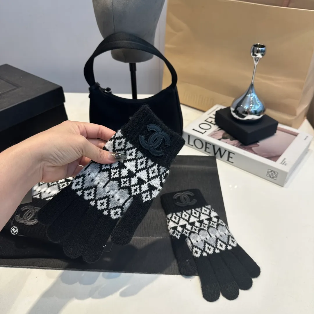 P170 CHANEL Xiaohongshu popular style, official website new classic suit hat! Hat➕scarf+gloves feel great! It’s warm and super comfortable. This winter, all you need is a hat set like this. It’s warm and fashionable! Welcome to choose!!