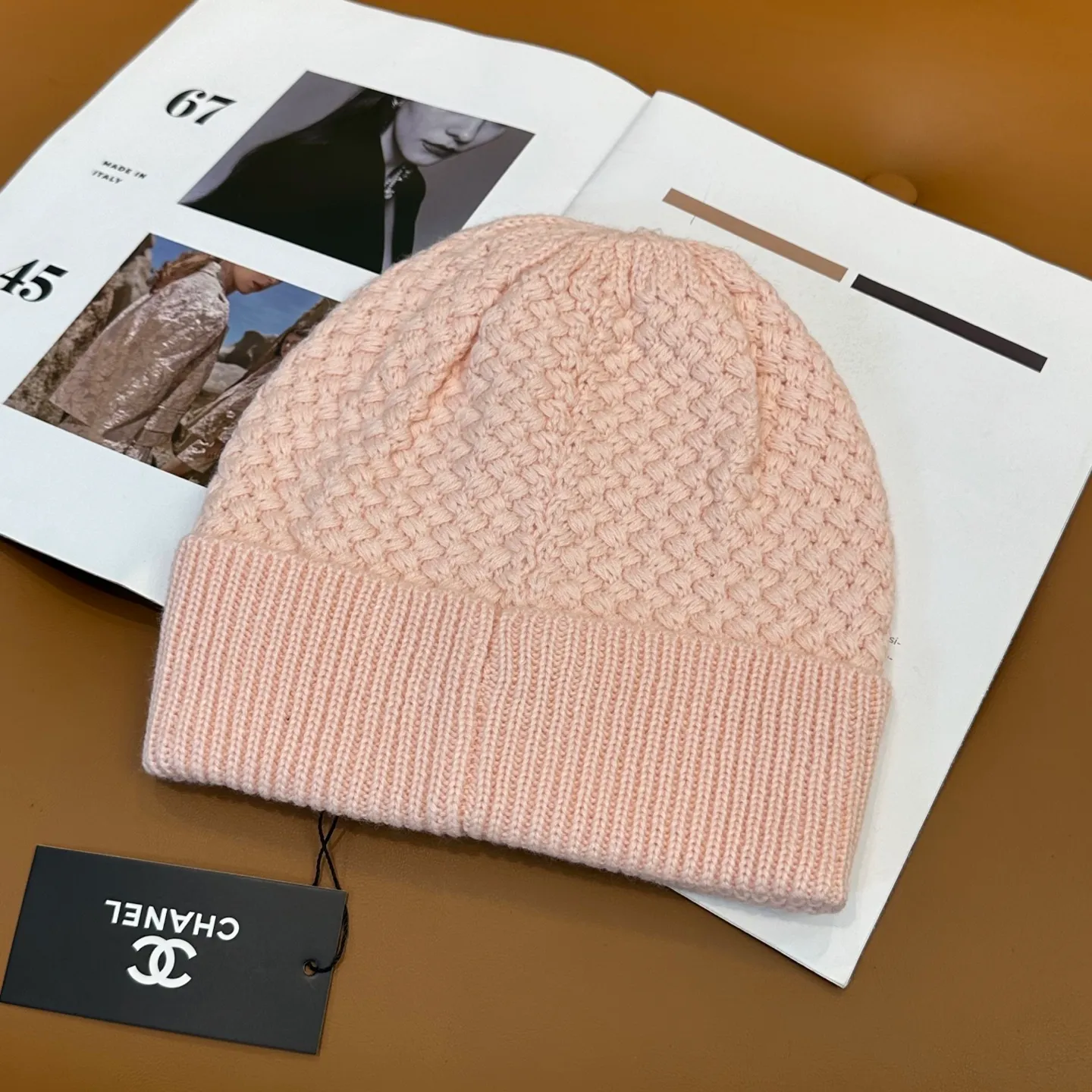 P74 Chanel's official website quality Chanel autumn and winter knitted hat recommended by internet celebrity fashion bloggers hides a quiet sense of luxury. Every line is neat and elegant, simple but not simple, generous and stylish. Every detail demonstrates high-end taste, and the sense of fashion becomes more and more intriguing in its restraint.
