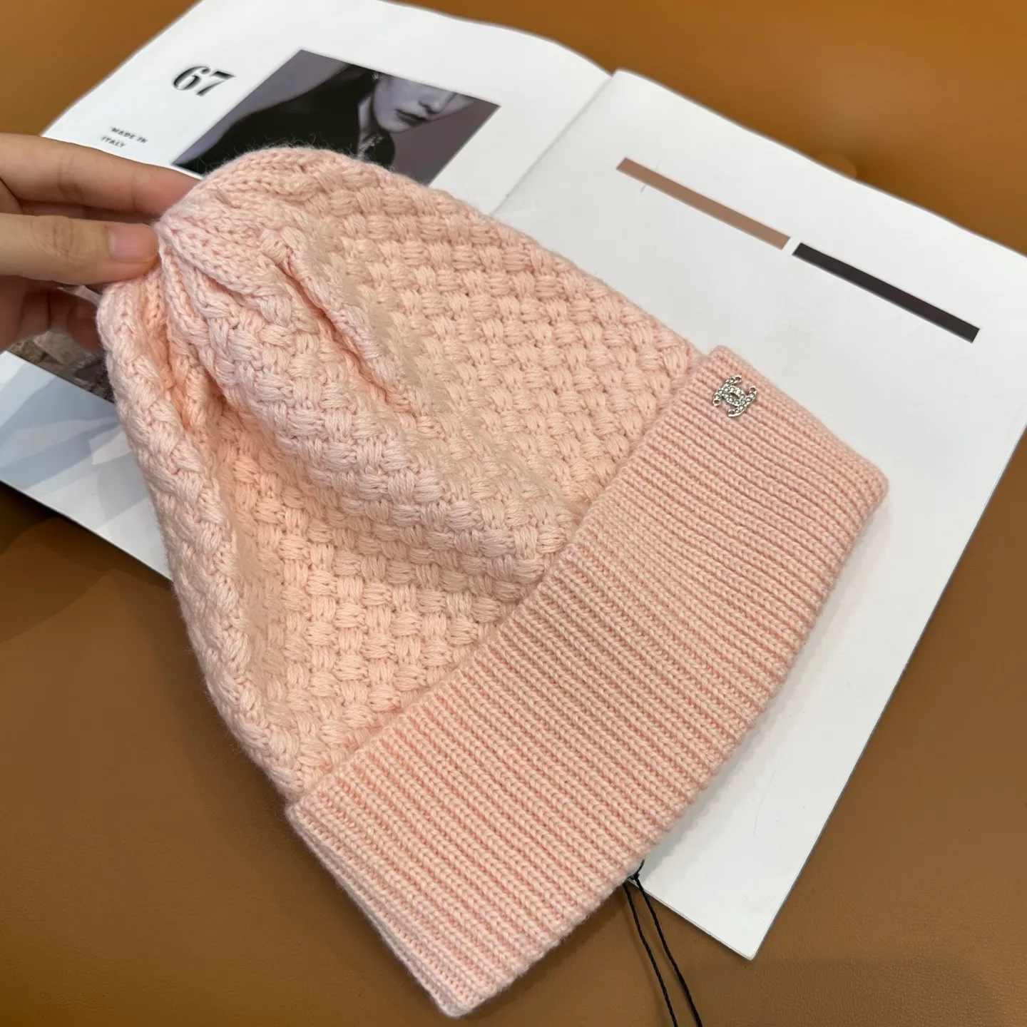 P74 Chanel's official website quality Chanel autumn and winter knitted hat recommended by internet celebrity fashion bloggers hides a quiet sense of luxury. Every line is neat and elegant, simple but not simple, generous and stylish. Every detail demonstrates high-end taste, and the sense of fashion becomes more and more intriguing in its restraint.