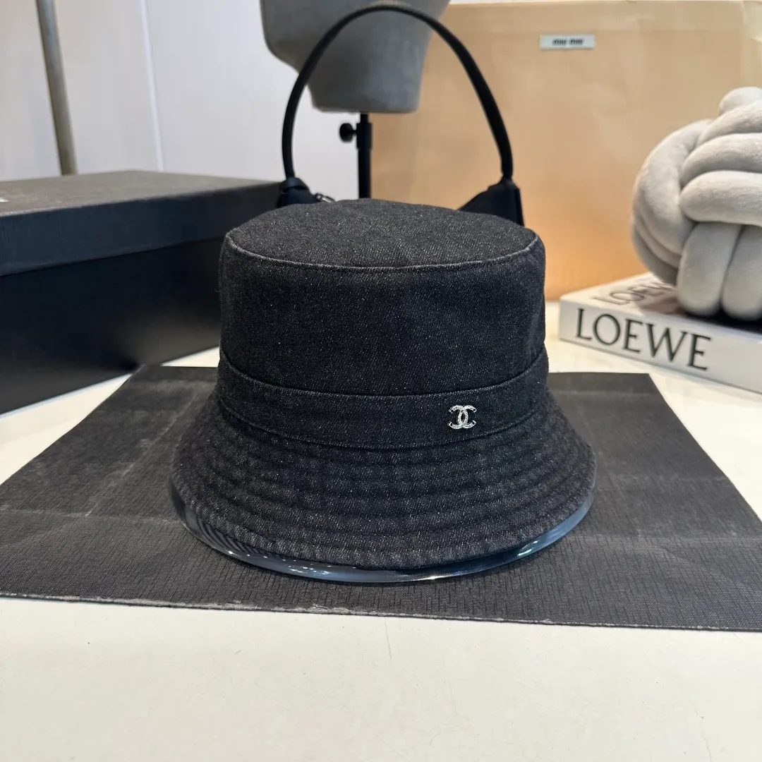 P60 Chanel denim bucket hat, an eternal classic in the fashion industry👑 The simple and elegant style is Chanel's unique interpretation of fashion. There are two denim tones, blue and gray, one full of energy and the other calm and restrained, both exuding an innate sense of high-end. The large brim design is not only a practical tool for blocking the sun, but also an excellent assistant for modifying your face. Whether you have a heart-shaped face, a round face or a square face, it can show charming lines against the background. The iconic double C logo is exquisitely embellished, low-key but flamboyantly announcing its identity. This is not only a brand logo, but also a symbol of fashion and quality.  In terms of material, denim is stiff yet soft, comfortable and skin-friendly, has good breathability, and you won’t feel stuffy when worn for a long time. Whether paired with simple white T jeans to create a casual and casual style; or paired with a dress to create a romantic and elegant style, it can be perfectly matched and make you easily become the focus of fashion.  Owning this Chanel denim bucket hat is like having a master key to the fashion world, starting your own unique style journey~
