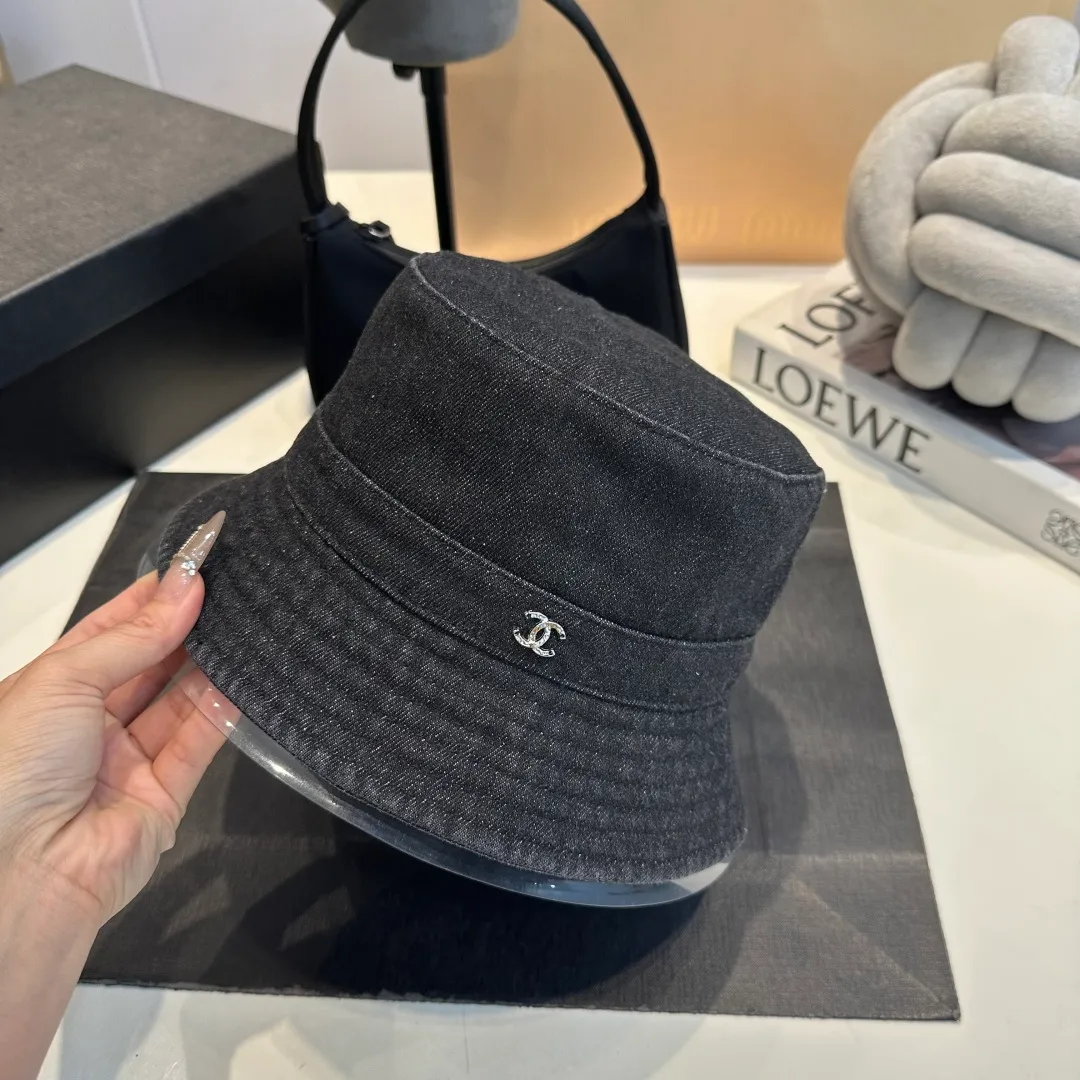 P60 Chanel denim bucket hat, an eternal classic in the fashion industry👑 The simple and elegant style is Chanel's unique interpretation of fashion. There are two denim tones, blue and gray, one full of energy and the other calm and restrained, both exuding an innate sense of high-end. The large brim design is not only a practical tool for blocking the sun, but also an excellent assistant for modifying your face. Whether you have a heart-shaped face, a round face or a square face, it can show charming lines against the background. The iconic double C logo is exquisitely embellished, low-key but flamboyantly announcing its identity. This is not only a brand logo, but also a symbol of fashion and quality.  In terms of material, denim is stiff yet soft, comfortable and skin-friendly, has good breathability, and you won’t feel stuffy when worn for a long time. Whether paired with simple white T jeans to create a casual and casual style; or paired with a dress to create a romantic and elegant style, it can be perfectly matched and make you easily become the focus of fashion.  Owning this Chanel denim bucket hat is like having a master key to the fashion world, starting your own unique style journey~