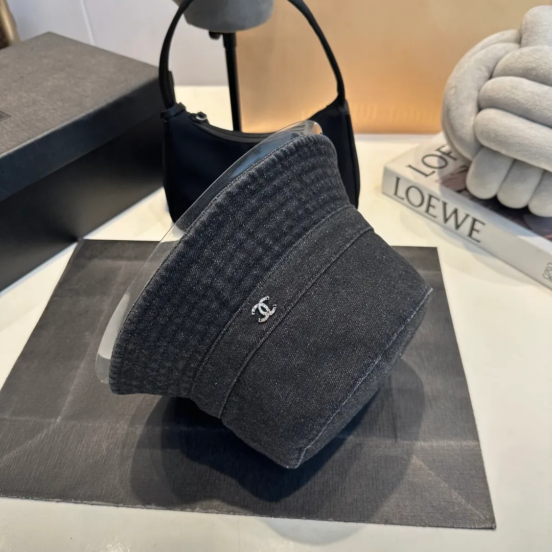 P60 Chanel denim bucket hat, an eternal classic in the fashion industry👑 The simple and elegant style is Chanel's unique interpretation of fashion. There are two denim tones, blue and gray, one full of energy and the other calm and restrained, both exuding an innate sense of high-end. The large brim design is not only a practical tool for blocking the sun, but also an excellent assistant for modifying your face. Whether you have a heart-shaped face, a round face or a square face, it can show charming lines against the background. The iconic double C logo is exquisitely embellished, low-key but flamboyantly announcing its identity. This is not only a brand logo, but also a symbol of fashion and quality.  In terms of material, denim is stiff yet soft, comfortable and skin-friendly, has good breathability, and you won’t feel stuffy when worn for a long time. Whether paired with simple white T jeans to create a casual and casual style; or paired with a dress to create a romantic and elegant style, it can be perfectly matched and make you easily become the focus of fashion.  Owning this Chanel denim bucket hat is like having a master key to the fashion world, starting your own unique style journey~
