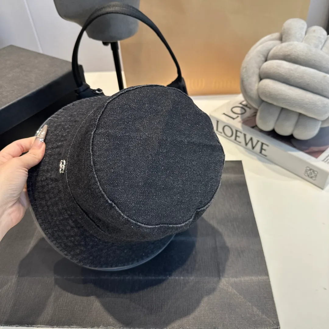 P60 Chanel denim bucket hat, an eternal classic in the fashion industry👑 The simple and elegant style is Chanel's unique interpretation of fashion. There are two denim tones, blue and gray, one full of energy and the other calm and restrained, both exuding an innate sense of high-end. The large brim design is not only a practical tool for blocking the sun, but also an excellent assistant for modifying your face. Whether you have a heart-shaped face, a round face or a square face, it can show charming lines against the background. The iconic double C logo is exquisitely embellished, low-key but flamboyantly announcing its identity. This is not only a brand logo, but also a symbol of fashion and quality.  In terms of material, denim is stiff yet soft, comfortable and skin-friendly, has good breathability, and you won’t feel stuffy when worn for a long time. Whether paired with simple white T jeans to create a casual and casual style; or paired with a dress to create a romantic and elegant style, it can be perfectly matched and make you easily become the focus of fashion.  Owning this Chanel denim bucket hat is like having a master key to the fashion world, starting your own unique style journey~