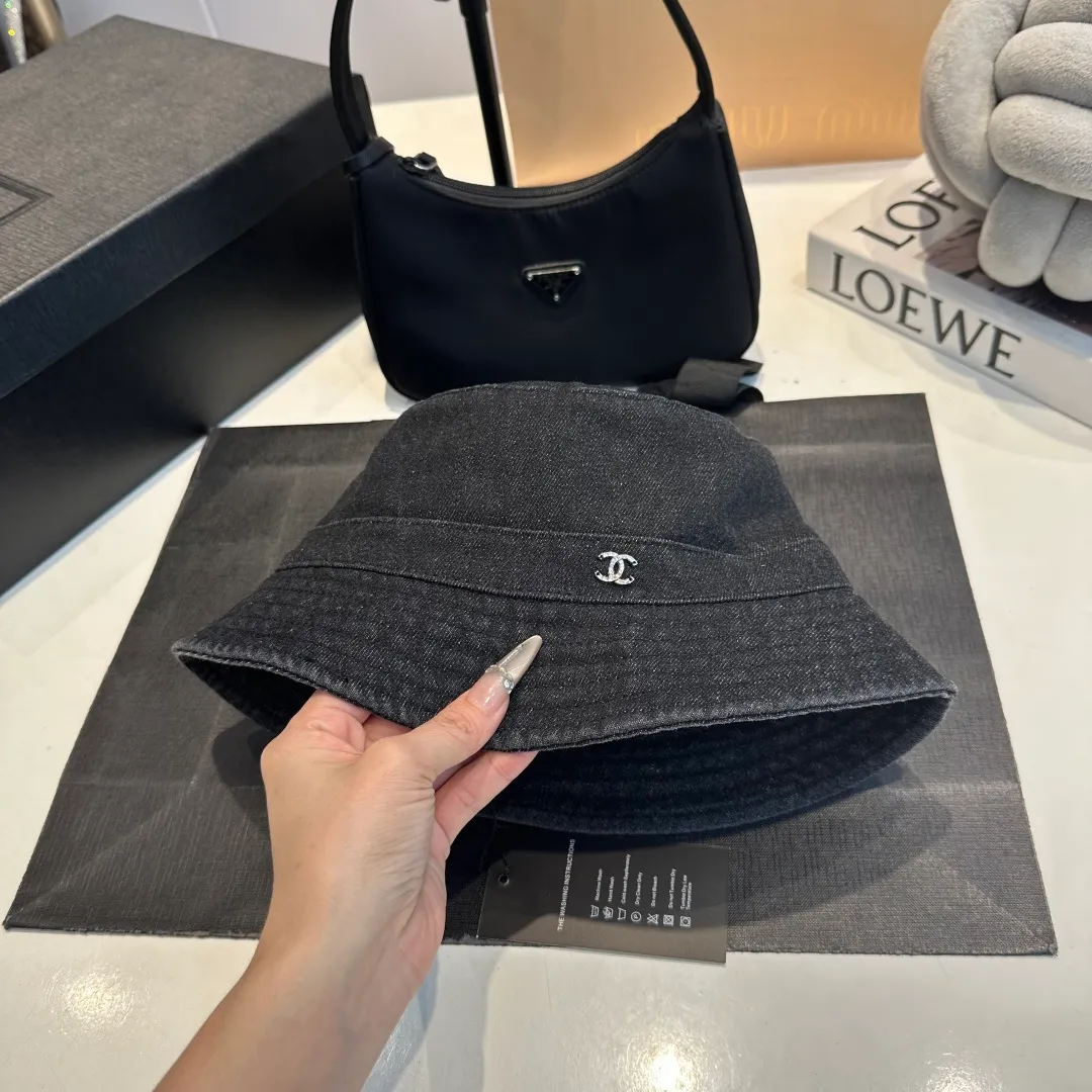 P60 Chanel denim bucket hat, an eternal classic in the fashion industry👑 The simple and elegant style is Chanel's unique interpretation of fashion. There are two denim tones, blue and gray, one full of energy and the other calm and restrained, both exuding an innate sense of high-end. The large brim design is not only a practical tool for blocking the sun, but also an excellent assistant for modifying your face. Whether you have a heart-shaped face, a round face or a square face, it can show charming lines against the background. The iconic double C logo is exquisitely embellished, low-key but flamboyantly announcing its identity. This is not only a brand logo, but also a symbol of fashion and quality.  In terms of material, denim is stiff yet soft, comfortable and skin-friendly, has good breathability, and you won’t feel stuffy when worn for a long time. Whether paired with simple white T jeans to create a casual and casual style; or paired with a dress to create a romantic and elegant style, it can be perfectly matched and make you easily become the focus of fashion.  Owning this Chanel denim bucket hat is like having a master key to the fashion world, starting your own unique style journey~