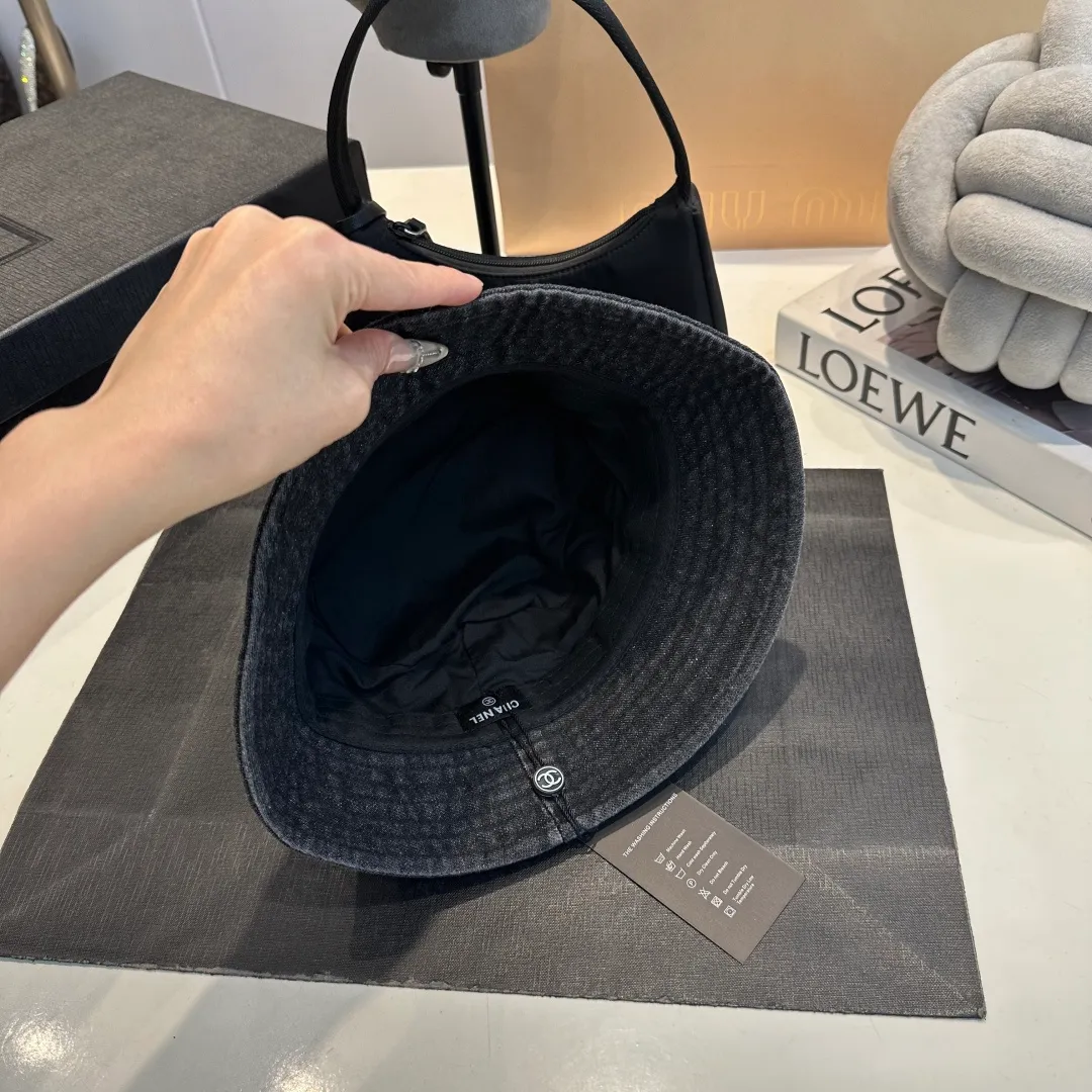 P60 Chanel denim bucket hat, an eternal classic in the fashion industry👑 The simple and elegant style is Chanel's unique interpretation of fashion. There are two denim tones, blue and gray, one full of energy and the other calm and restrained, both exuding an innate sense of high-end. The large brim design is not only a practical tool for blocking the sun, but also an excellent assistant for modifying your face. Whether you have a heart-shaped face, a round face or a square face, it can show charming lines against the background. The iconic double C logo is exquisitely embellished, low-key but flamboyantly announcing its identity. This is not only a brand logo, but also a symbol of fashion and quality.  In terms of material, denim is stiff yet soft, comfortable and skin-friendly, has good breathability, and you won’t feel stuffy when worn for a long time. Whether paired with simple white T jeans to create a casual and casual style; or paired with a dress to create a romantic and elegant style, it can be perfectly matched and make you easily become the focus of fashion.  Owning this Chanel denim bucket hat is like having a master key to the fashion world, starting your own unique style journey~