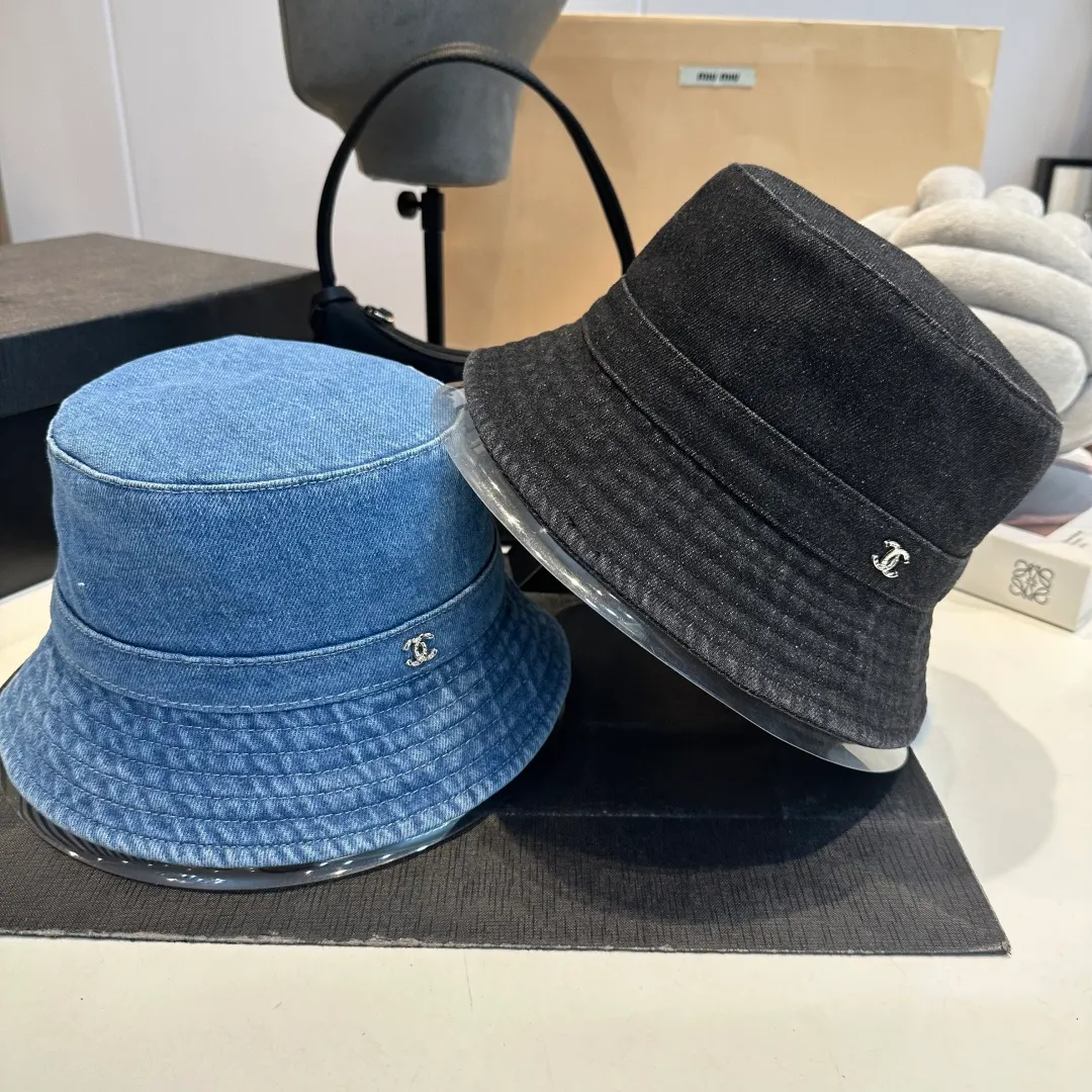 P60 Chanel denim bucket hat, an eternal classic in the fashion industry👑 The simple and elegant style is Chanel's unique interpretation of fashion. There are two denim tones, blue and gray, one full of energy and the other calm and restrained, both exuding an innate sense of high-end. The large brim design is not only a practical tool for blocking the sun, but also an excellent assistant for modifying your face. Whether you have a heart-shaped face, a round face or a square face, it can show charming lines against the background. The iconic double C logo is exquisitely embellished, low-key but flamboyantly announcing its identity. This is not only a brand logo, but also a symbol of fashion and quality.  In terms of material, denim is stiff yet soft, comfortable and skin-friendly, has good breathability, and you won’t feel stuffy when worn for a long time. Whether paired with simple white T jeans to create a casual and casual style; or paired with a dress to create a romantic and elegant style, it can be perfectly matched and make you easily become the focus of fashion.  Owning this Chanel denim bucket hat is like having a master key to the fashion world, starting your own unique style journey~