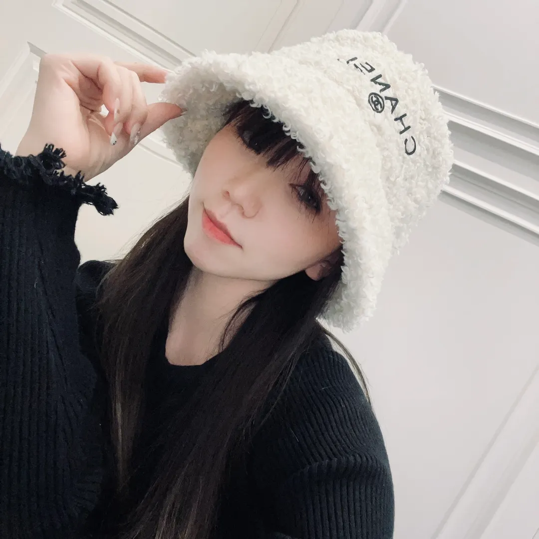 P60 CHANEL Chanel's new autumn and winter teddy roll bucket hat. This teddy roll is so beautiful. It reduces age and keeps you warm. The little fairy loves it.