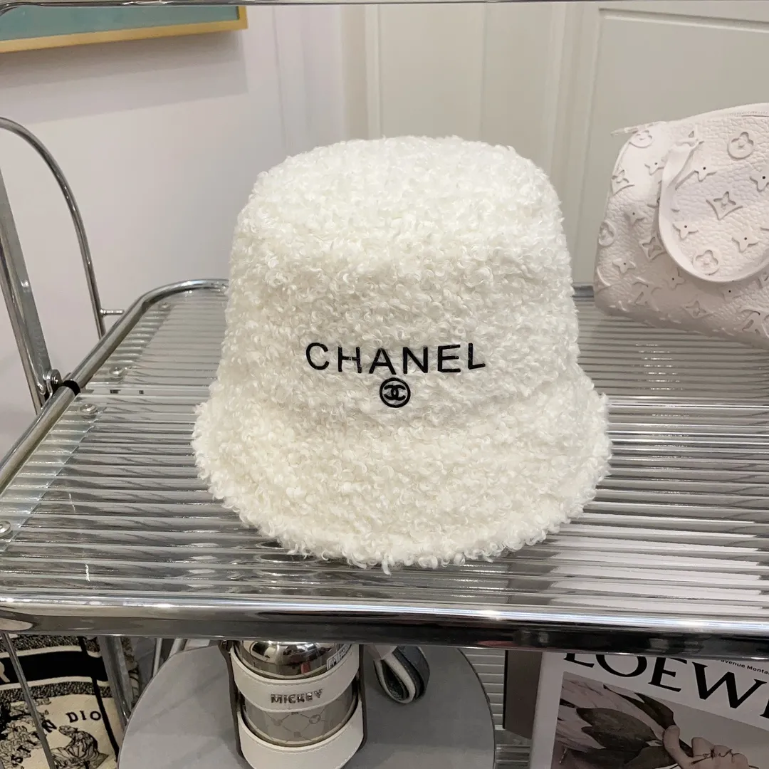 P60 CHANEL Chanel's new autumn and winter teddy roll bucket hat. This teddy roll is so beautiful. It reduces age and keeps you warm. The little fairy loves it.
