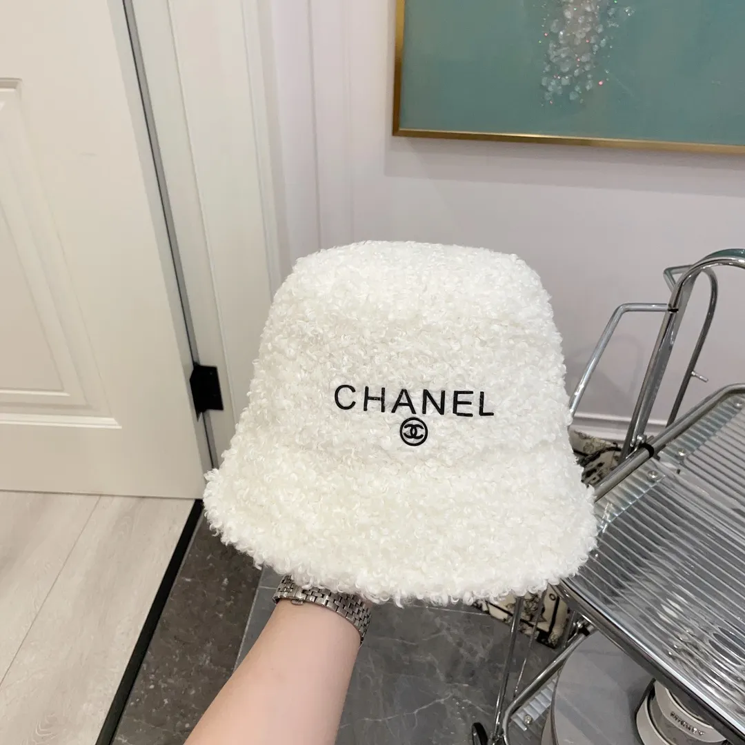P60 CHANEL Chanel's new autumn and winter teddy roll bucket hat. This teddy roll is so beautiful. It reduces age and keeps you warm. The little fairy loves it.