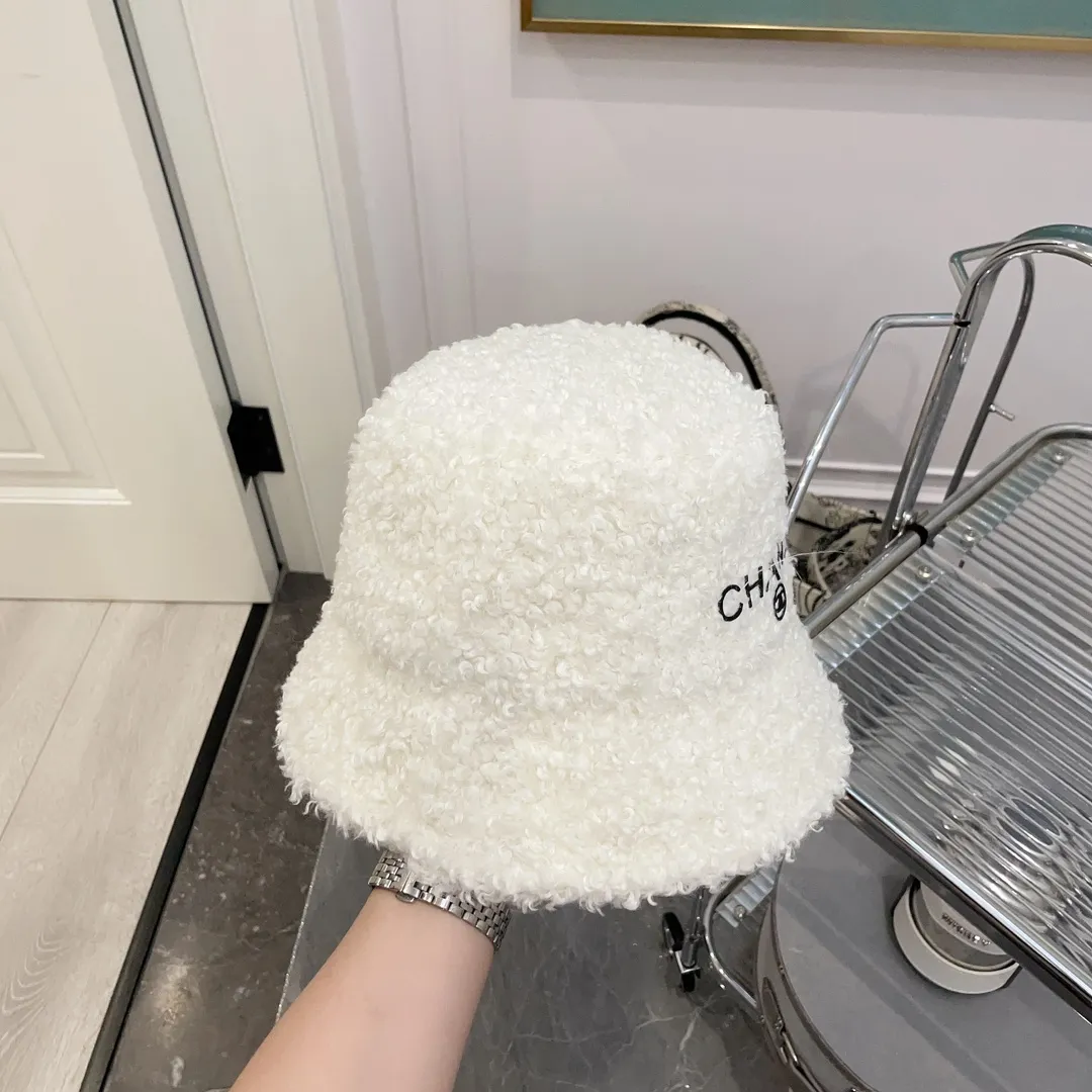 P60 CHANEL Chanel's new autumn and winter teddy roll bucket hat. This teddy roll is so beautiful. It reduces age and keeps you warm. The little fairy loves it.
