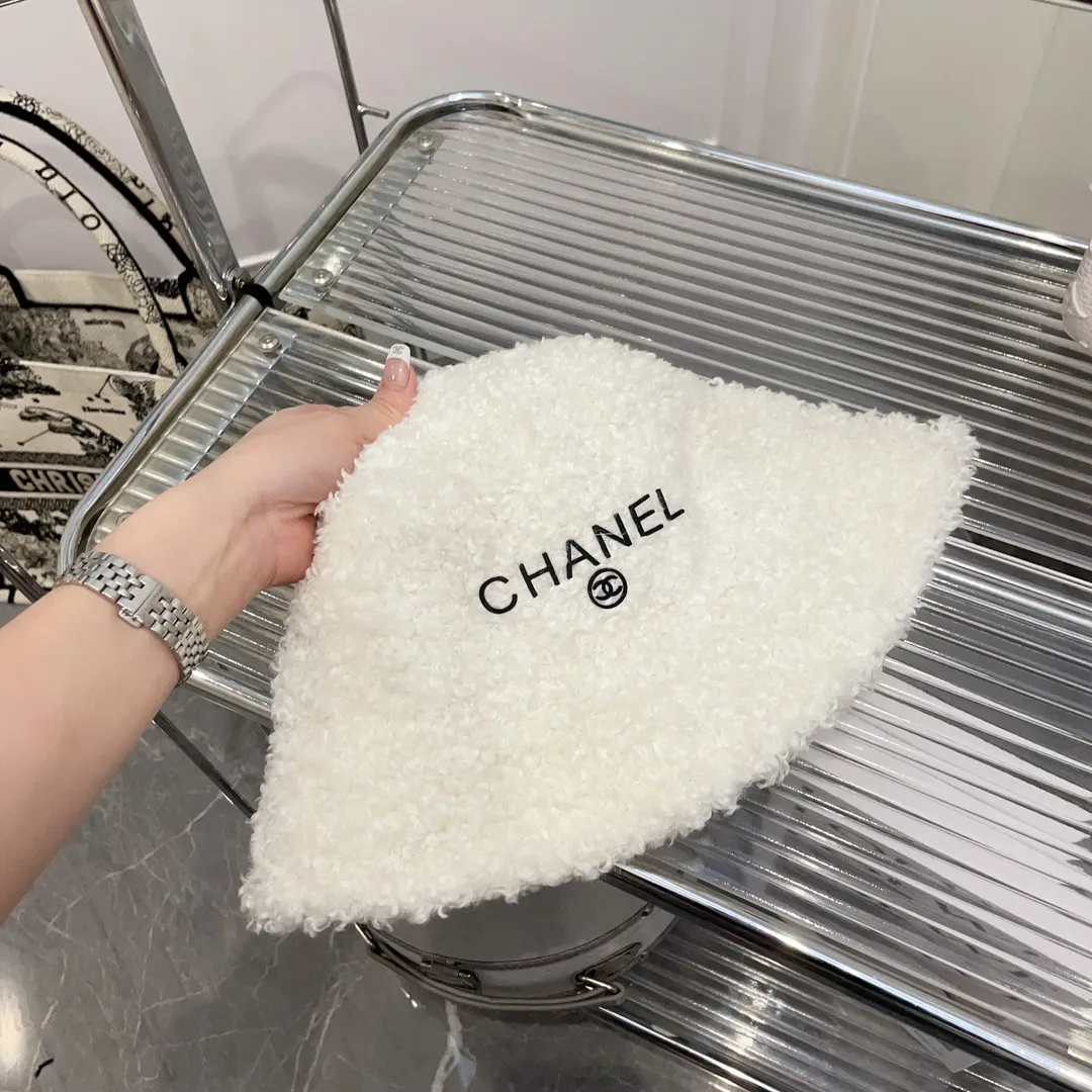 P60 CHANEL Chanel's new autumn and winter teddy roll bucket hat. This teddy roll is so beautiful. It reduces age and keeps you warm. The little fairy loves it.