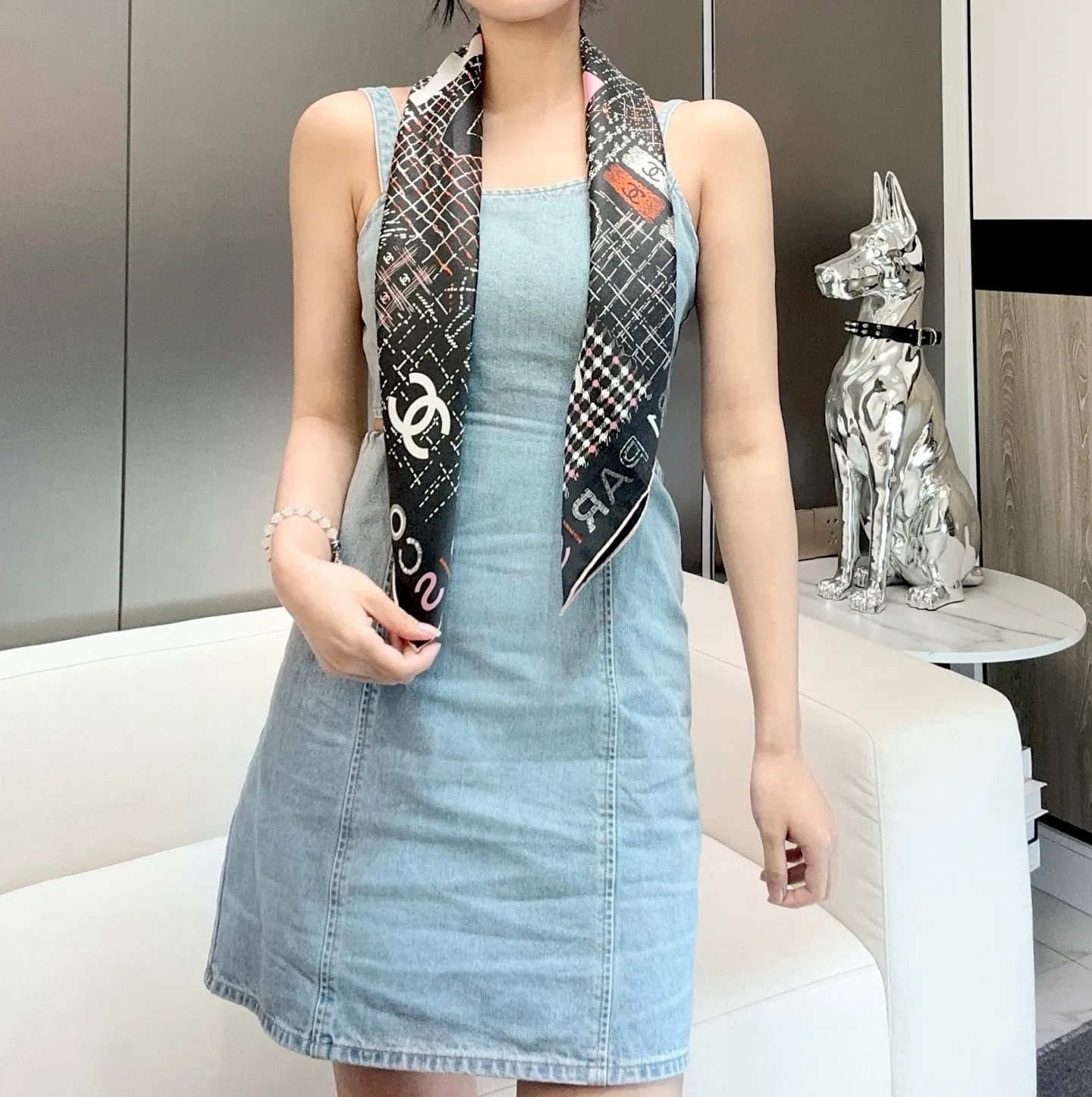 💰330. Product name: Colorful Kangpeng Fabric: Silk Size: 90*90 Color: Black Off-white Fashion is the process of constant transformation of classics. Classics reappear. Xiangjia Kangpeng series was launched in 2004. It is quilted and has a unique design with a large cc logo that is the symbol of Xiangjia. It is very popular. The name "Campon" comes from the hat workshop opened by Coco-Chamberlain on rue Cambon in Paris in 1910. Since then, rue Cambon has been a special symbol of Chanel's success, including the haute couture store she opened at 31 rue Cambon.