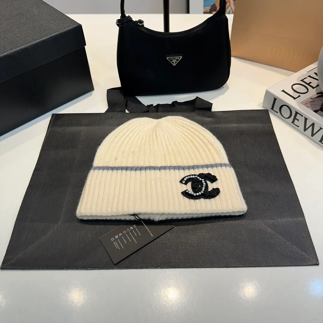 P60 Chanel official website quality Chanel autumn and winter wool hat recommended by internet celebrity fashion bloggers. It is a knitted hat with a super soft and comfortable feel and excellent elasticity!