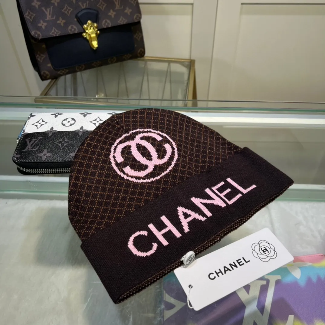P42 comes with dust bag. CHANEL🎩cashmere wool quality knitted hat, fashionable, good quality, high-end, super soft! Super hot💖The texture is great and it’s great to match when out on the street! Fashion trends! A must-have item for autumn and winter, get it now!