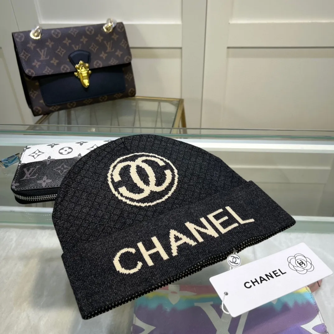 P42 comes with dust bag. CHANEL🎩cashmere wool quality knitted hat, fashionable, good quality, high-end, super soft! Super hot💖The texture is great and it’s great to match when out on the street! Fashion trends! A must-have item for autumn and winter, get it now!