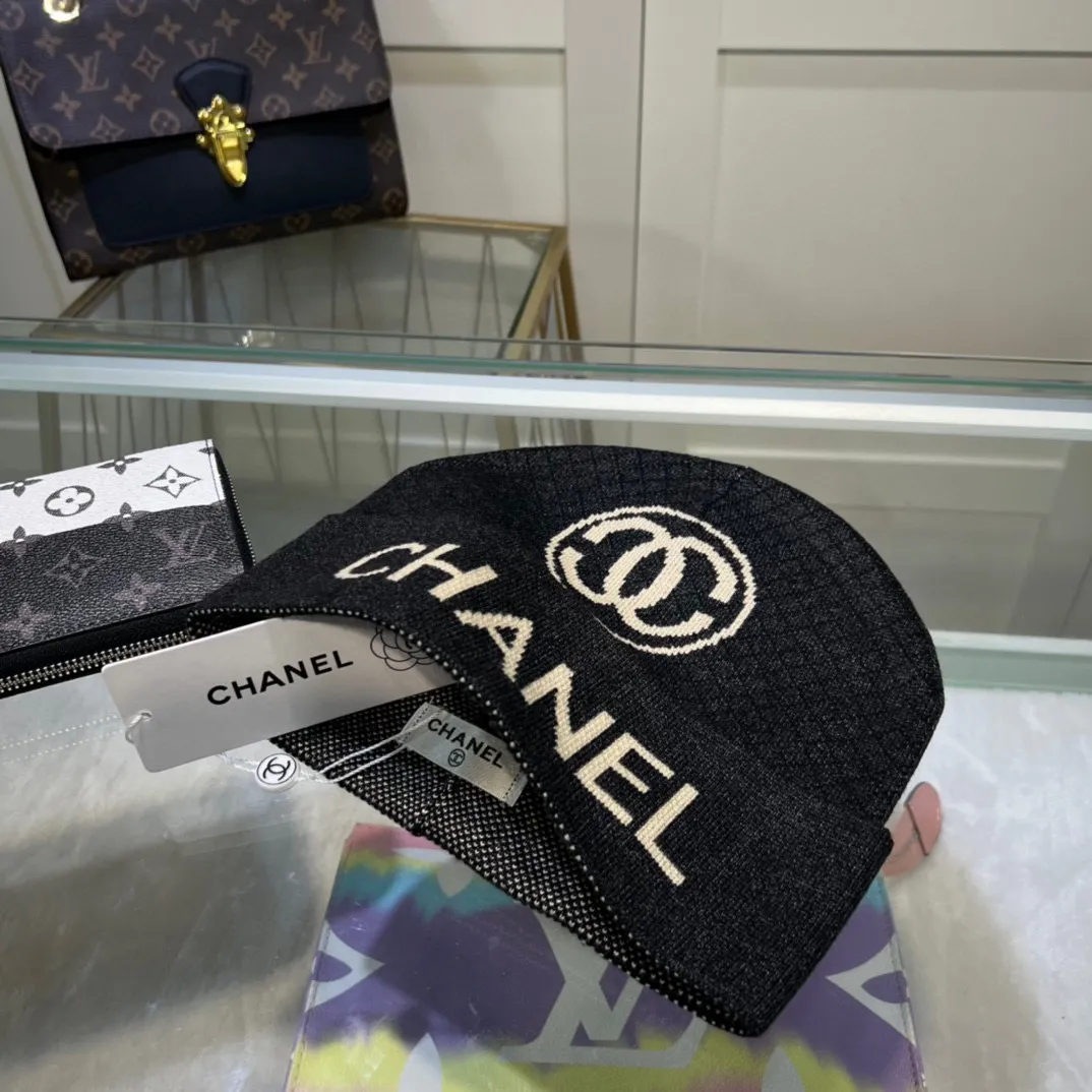 P42 comes with dust bag. CHANEL🎩cashmere wool quality knitted hat, fashionable, good quality, high-end, super soft! Super hot💖The texture is great and it’s great to match when out on the street! Fashion trends! A must-have item for autumn and winter, get it now!