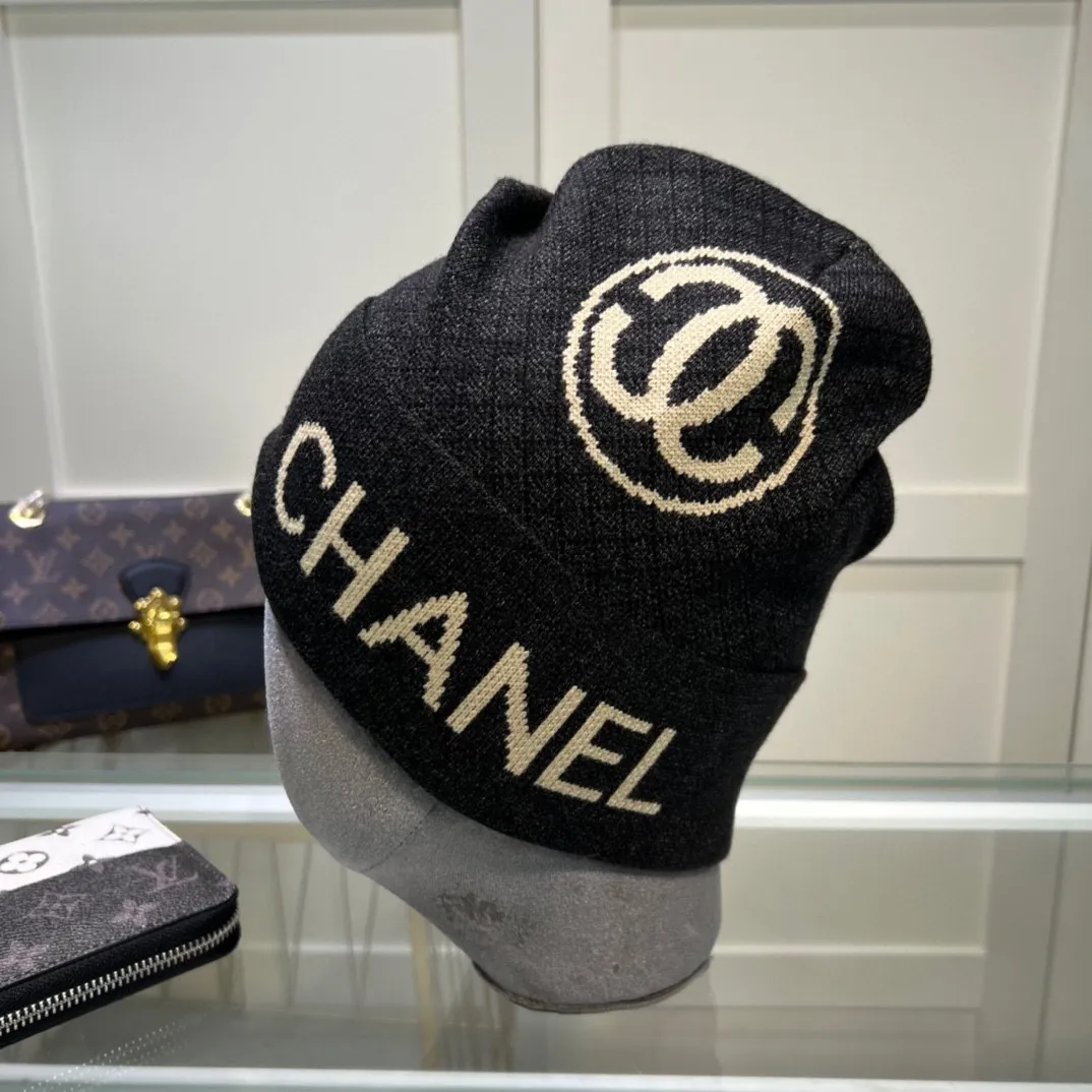 P42 comes with dust bag. CHANEL🎩cashmere wool quality knitted hat, fashionable, good quality, high-end, super soft! Super hot💖The texture is great and it’s great to match when out on the street! Fashion trends! A must-have item for autumn and winter, get it now!