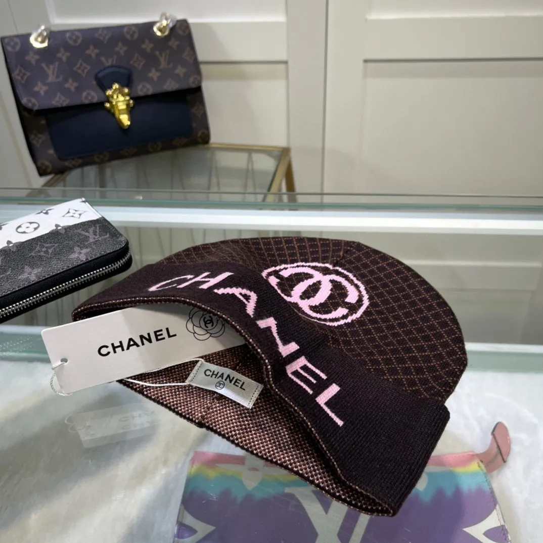 P42 comes with dust bag. CHANEL🎩cashmere wool quality knitted hat, fashionable, good quality, high-end, super soft! Super hot💖The texture is great and it’s great to match when out on the street! Fashion trends! A must-have item for autumn and winter, get it now!