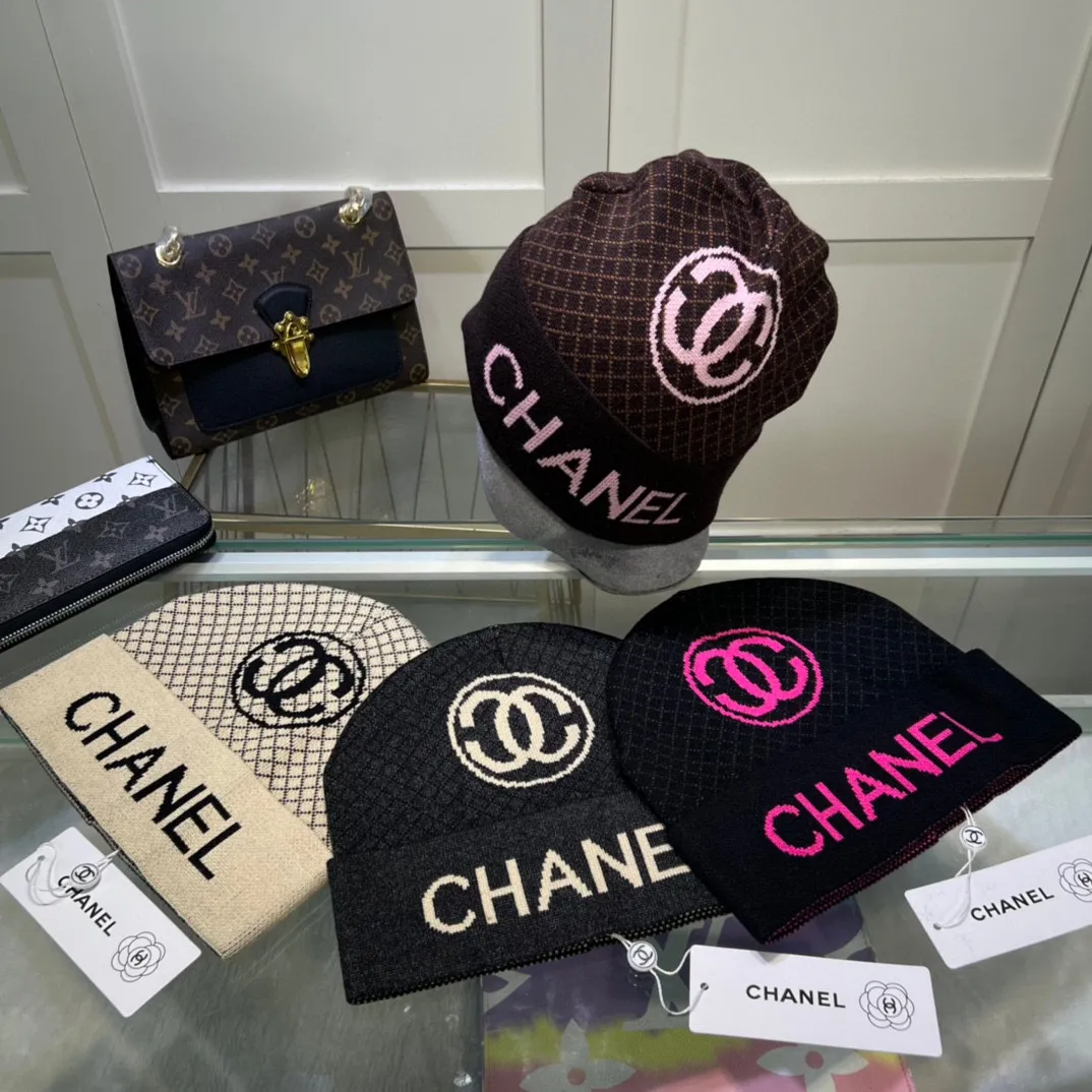 P42 comes with dust bag. CHANEL🎩cashmere wool quality knitted hat, fashionable, good quality, high-end, super soft! Super hot💖The texture is great and it’s great to match when out on the street! Fashion trends! A must-have item for autumn and winter, get it now!