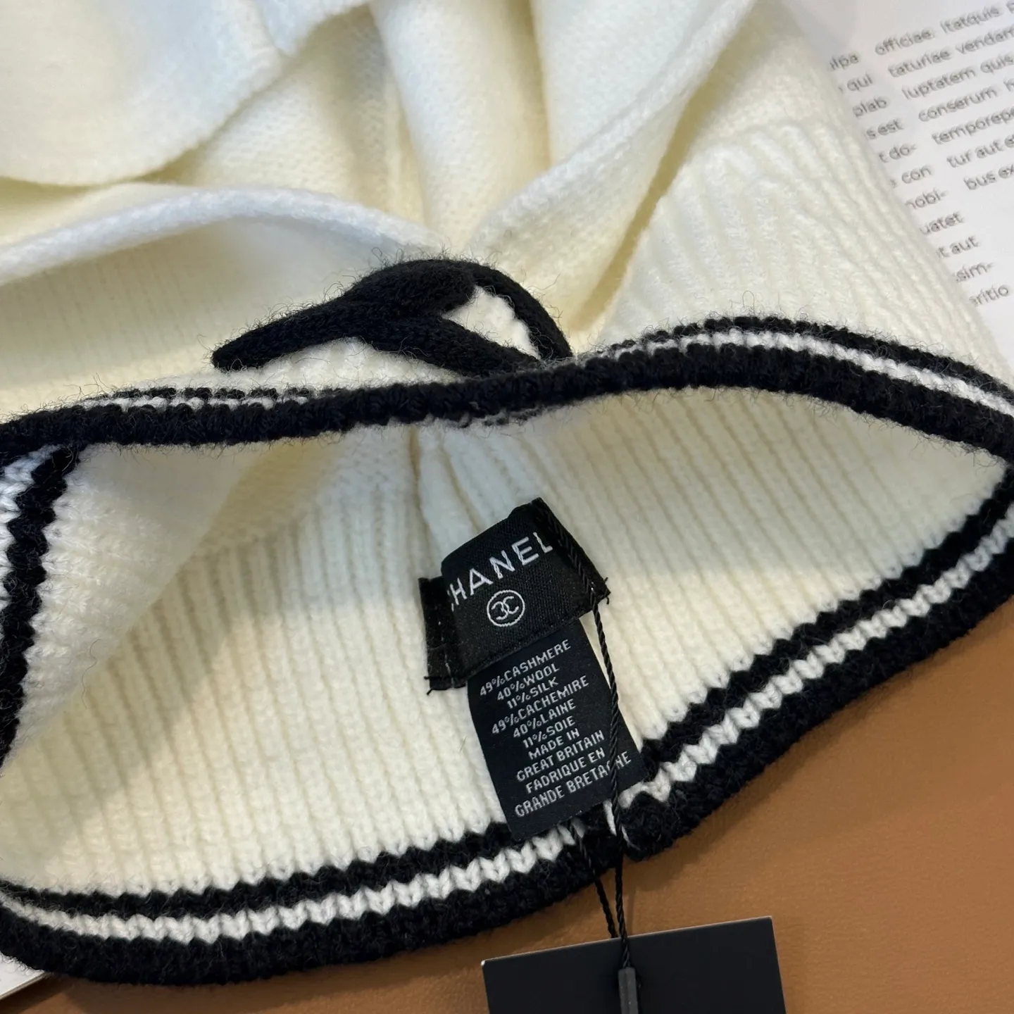 P70 Chanel Sisters, do you all own the Chanel 25b balaclava? 🤭, I checked the outfits of the little sisters in Xiaohongshu and really like them. It looks great when stacked with a peaked hat, or it is also good to use as a scarf. I love it 😍