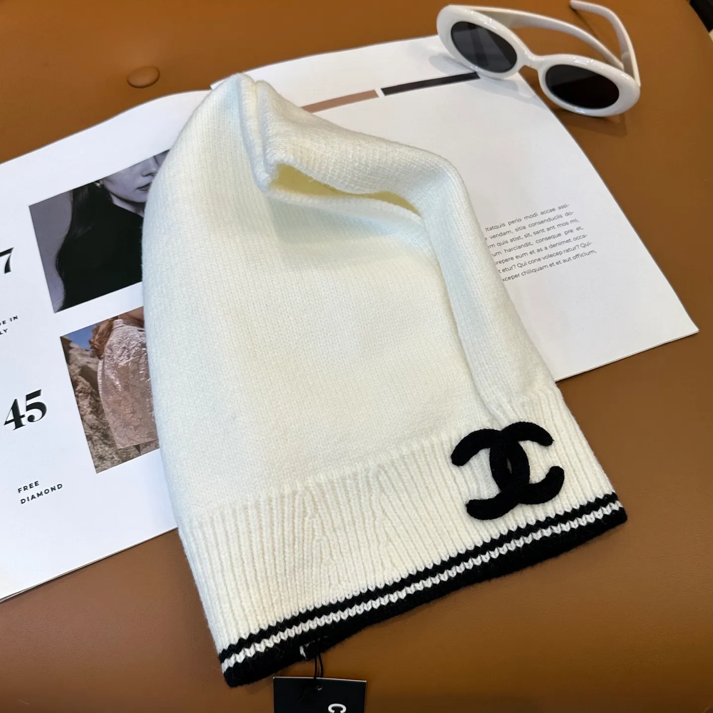 P70 Chanel Sisters, do you all own the Chanel 25b balaclava? 🤭, I checked the outfits of the little sisters in Xiaohongshu and really like them. It looks great when stacked with a peaked hat, or it is also good to use as a scarf. I love it 😍