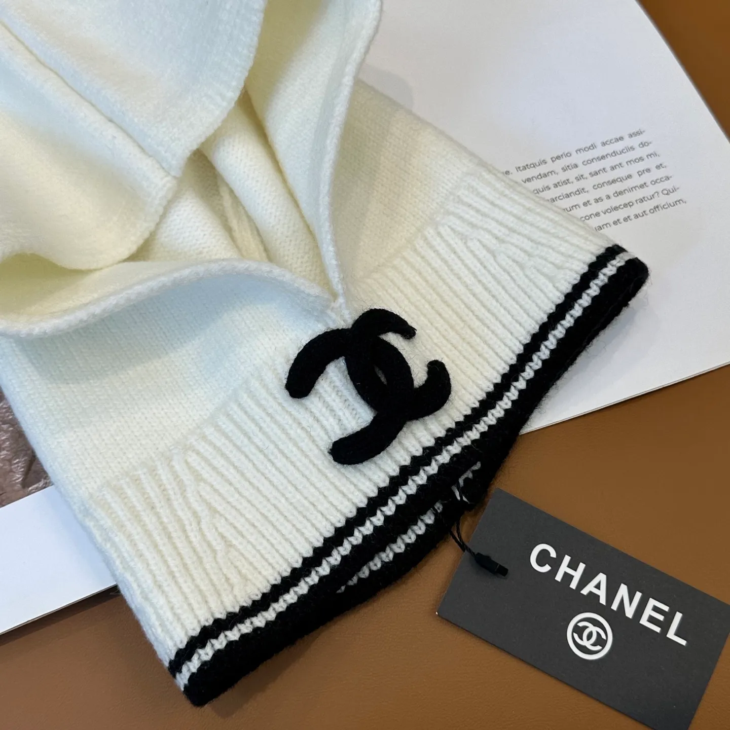 P70 Chanel Sisters, do you all own the Chanel 25b balaclava? 🤭, I checked the outfits of the little sisters in Xiaohongshu and really like them. It looks great when stacked with a peaked hat, or it is also good to use as a scarf. I love it 😍