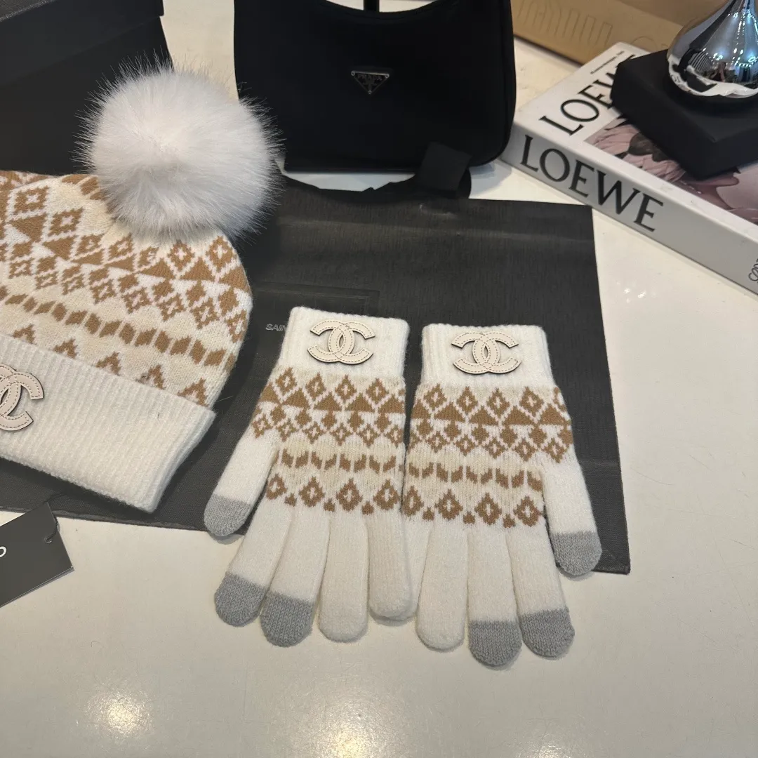 P170 CHANEL Xiaohongshu popular style, official website new classic suit hat! Hat➕scarf+gloves feel great! It’s warm and super comfortable. This winter, all you need is a hat set like this. It’s warm and fashionable! Welcome to choose!!